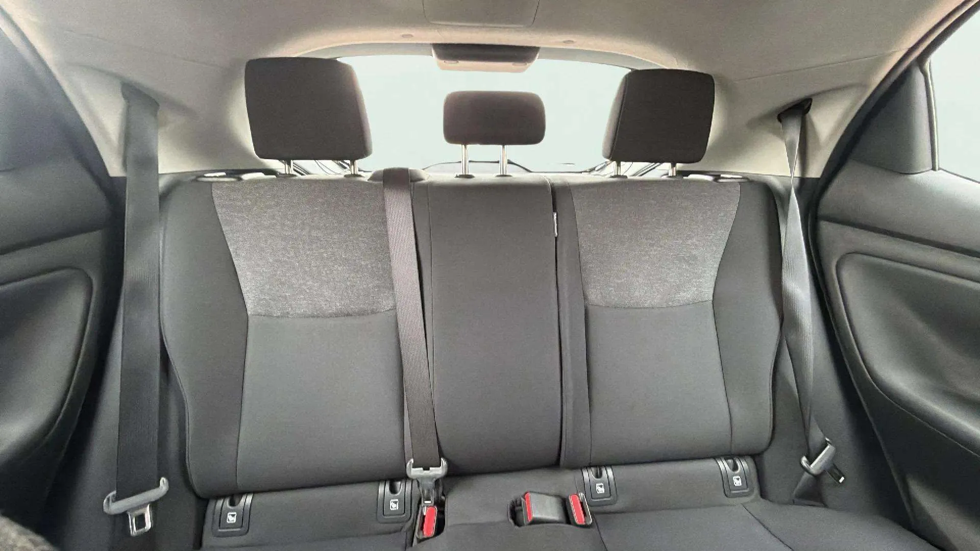 Toyota Yaris 1.0 70 Active - foto 21