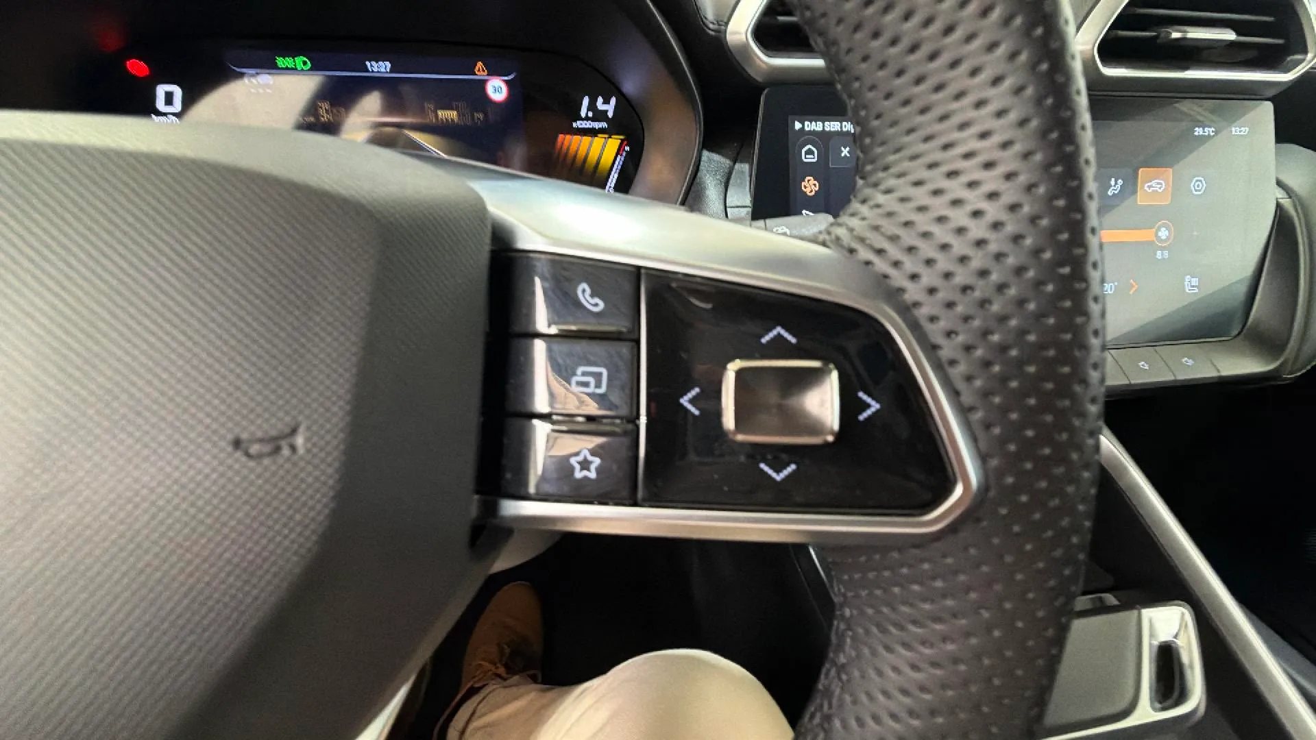 MG ZS Hybrid+ Luxury - foto 24