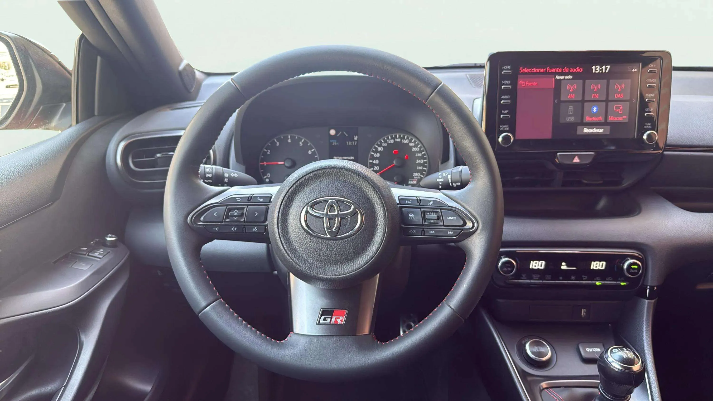 Toyota Yaris 1.6 - foto 17