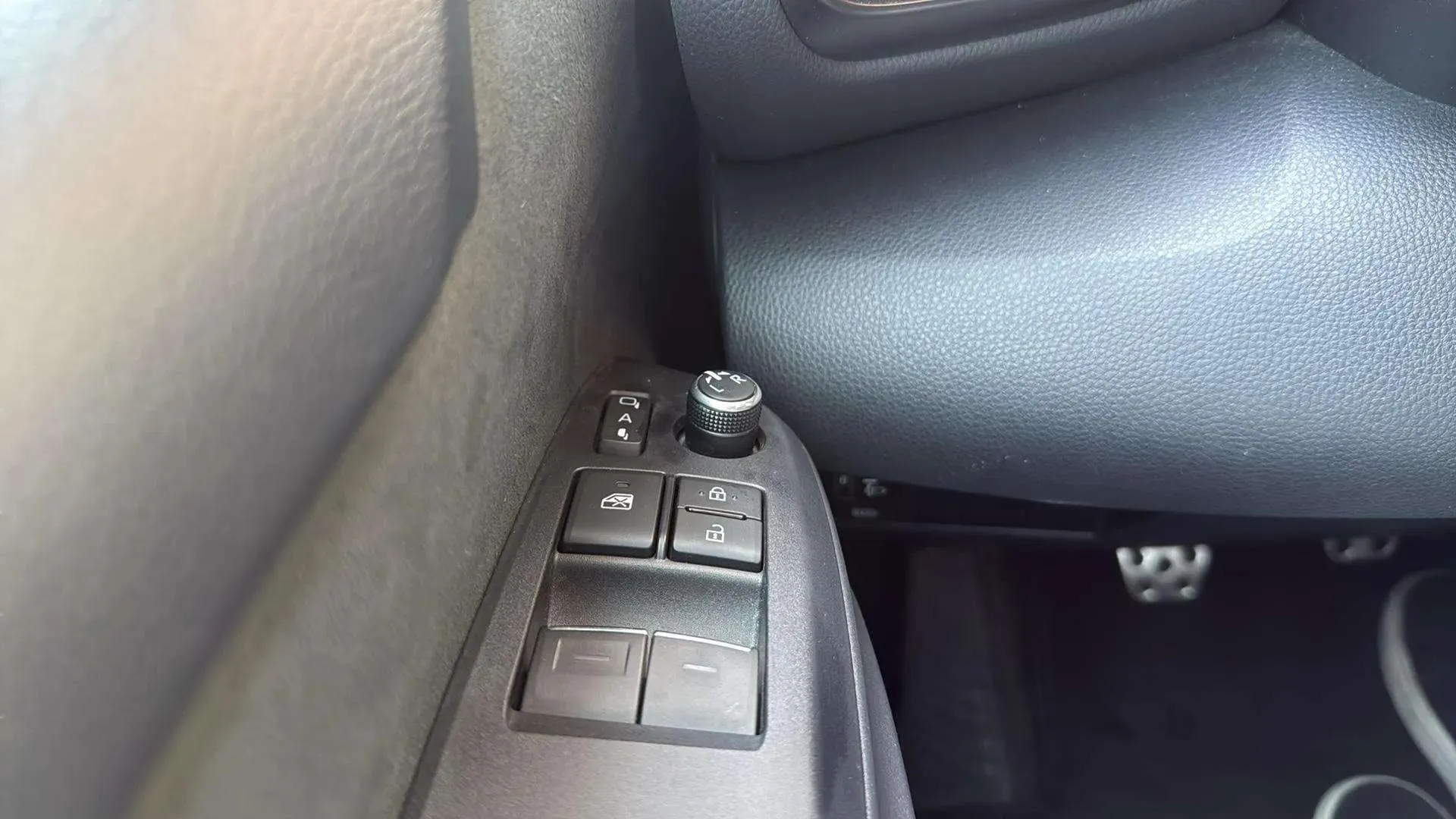 Toyota Yaris 1.6 - foto 19