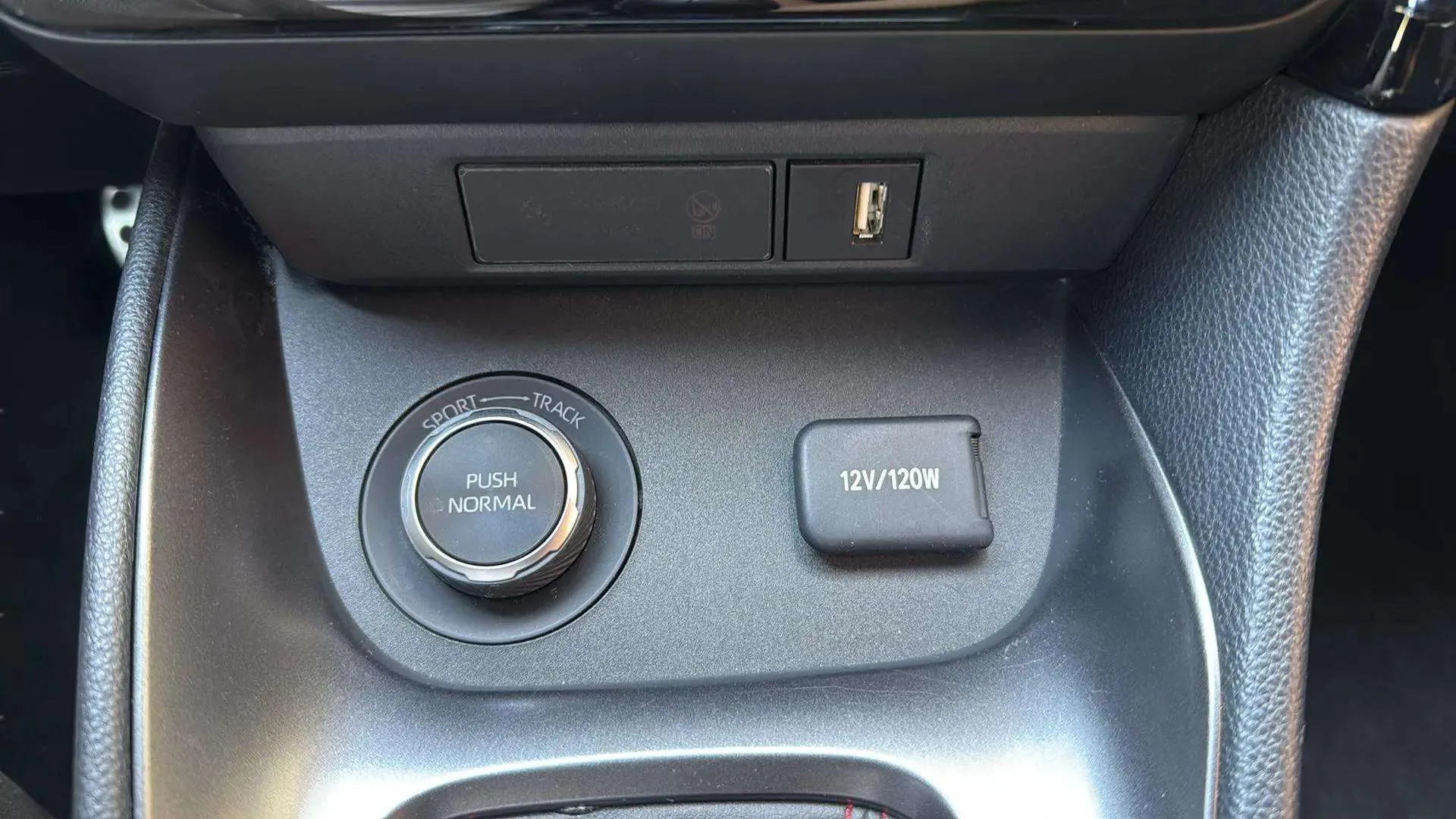 Toyota Yaris 1.6 - foto 27