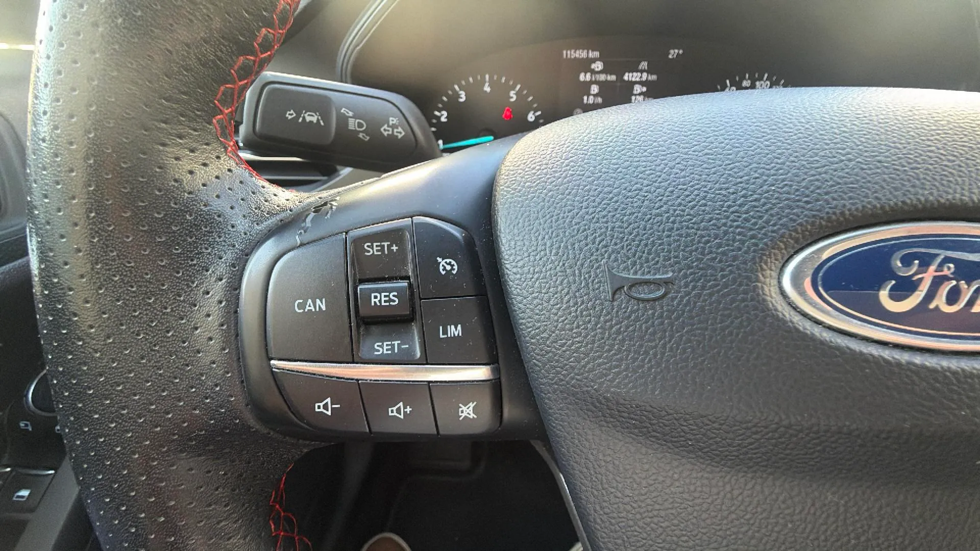 Ford Focus 1.0 EcoBoost ST-Line - foto 26