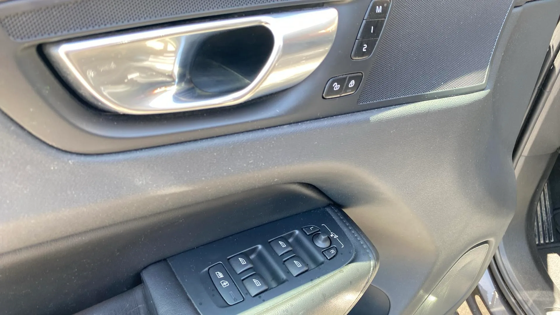 Volvo XC60 2.0 B4 D AWD Plus Dark - foto 22