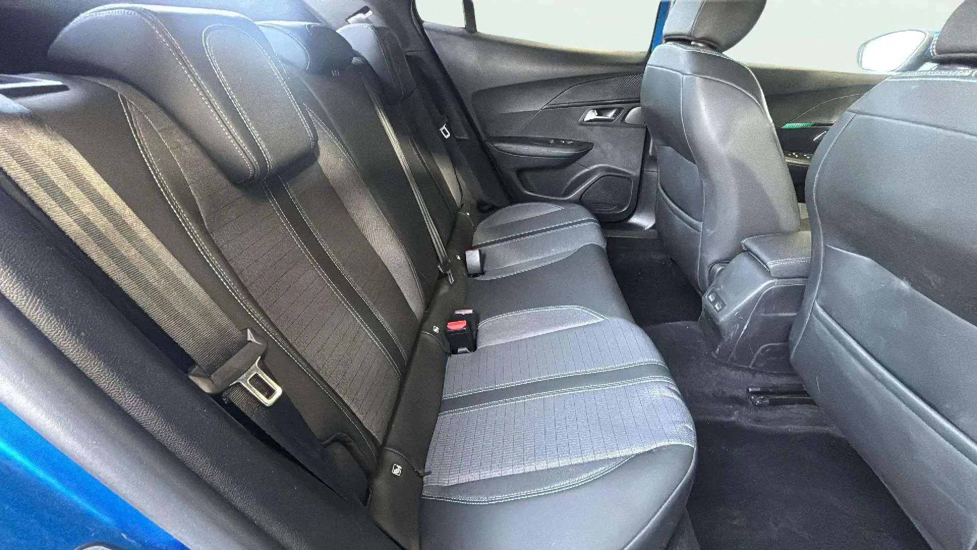 Peugeot 2008 Allure Pack PureTech 130 EAT8 - foto 15