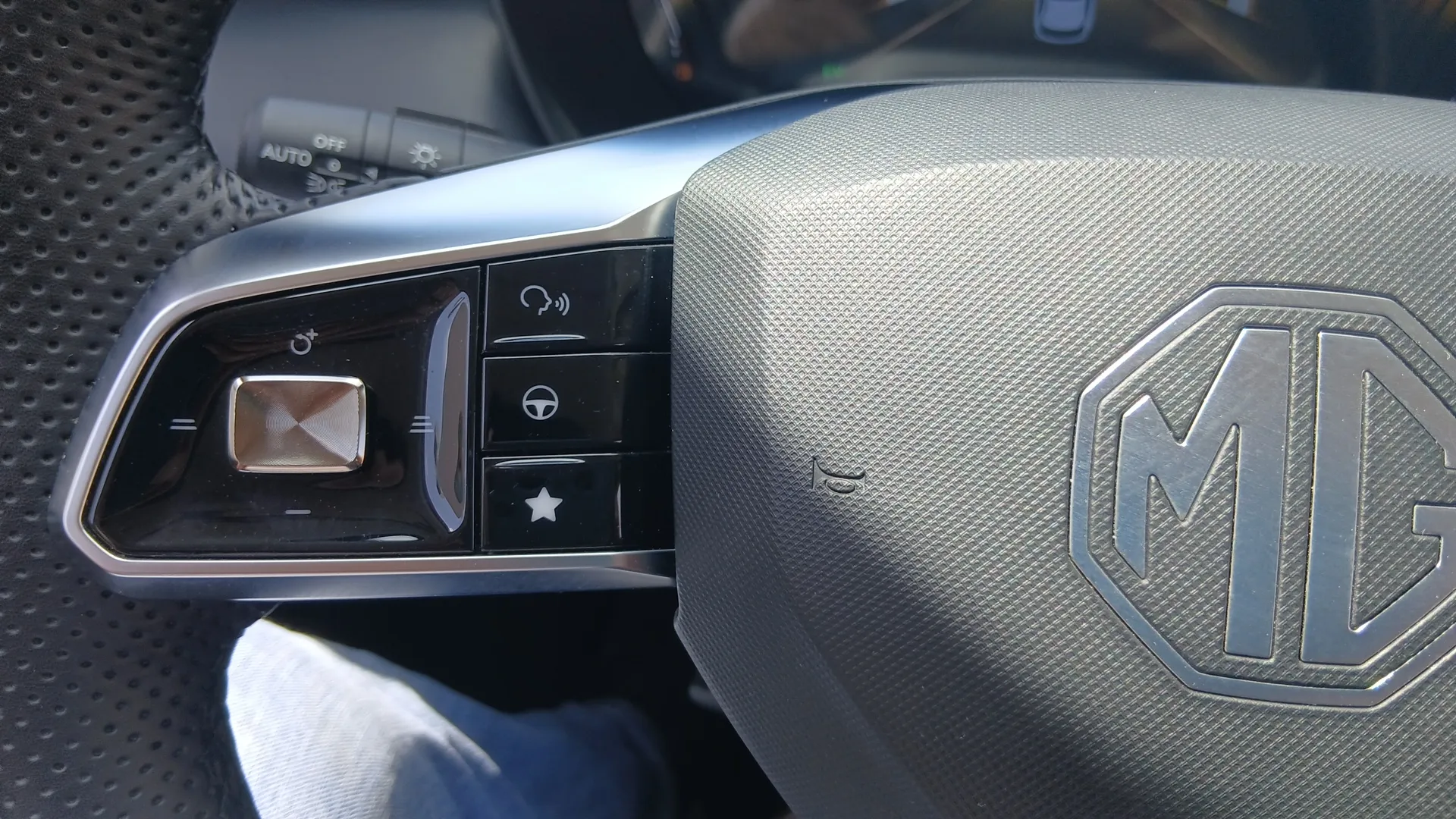 MG ZS Hybrid+ Luxury - foto 18