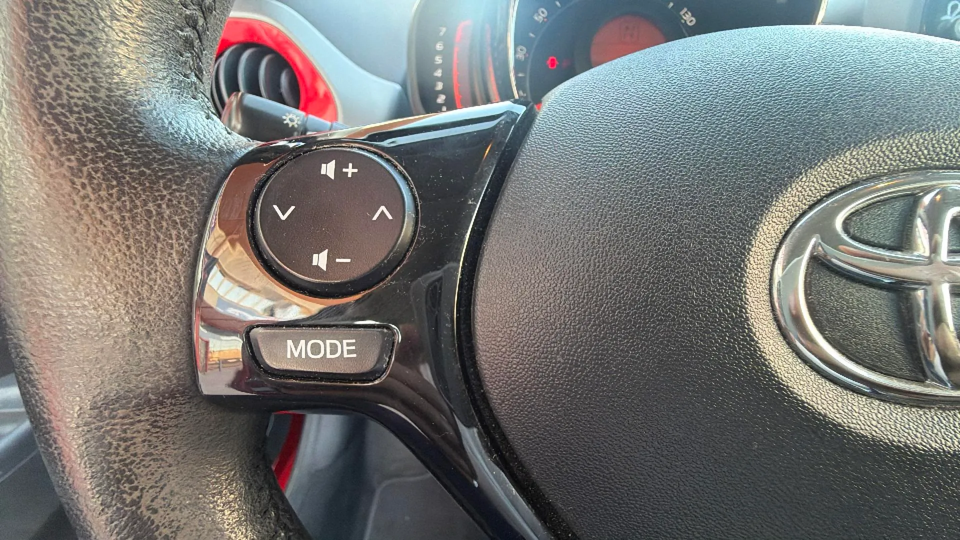 Toyota Aygo 1.0 70 x-play - foto 18