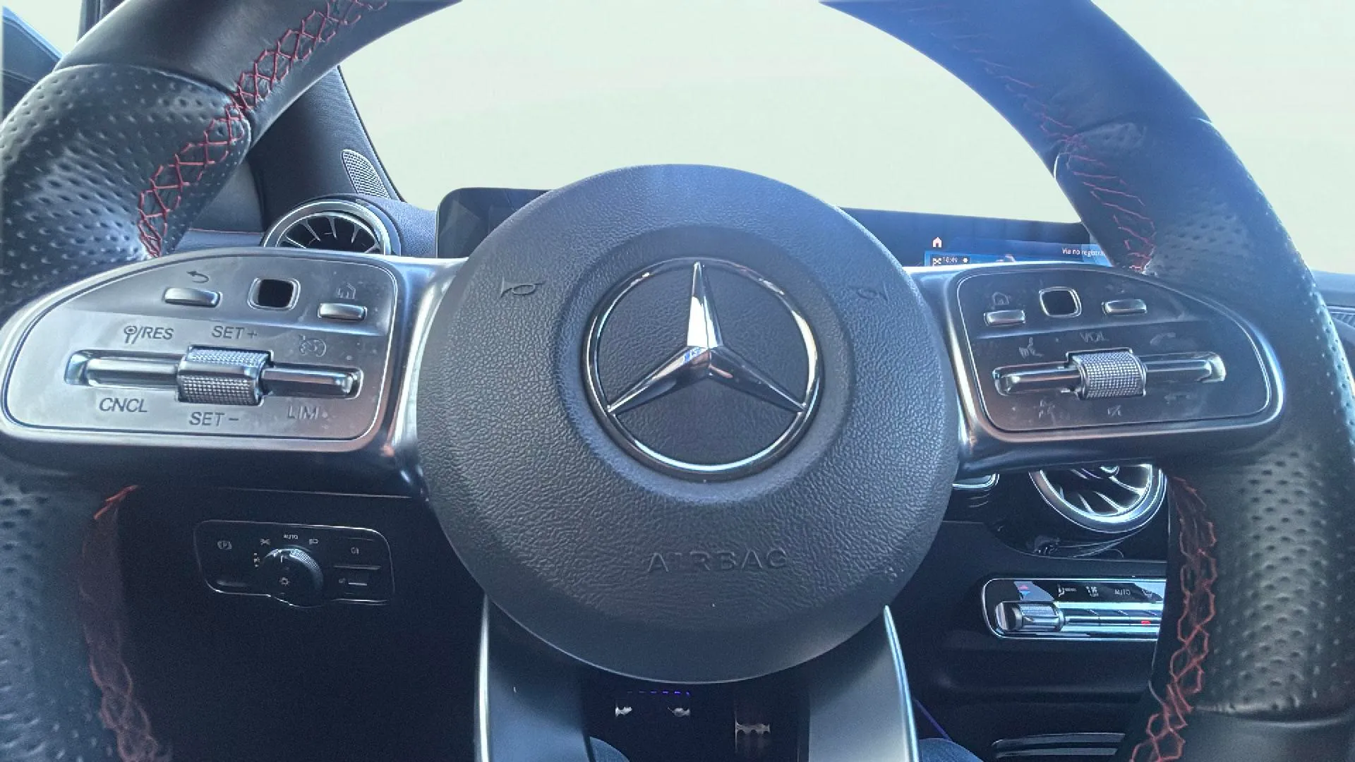 Mercedes-Benz GLA 180 - foto 23