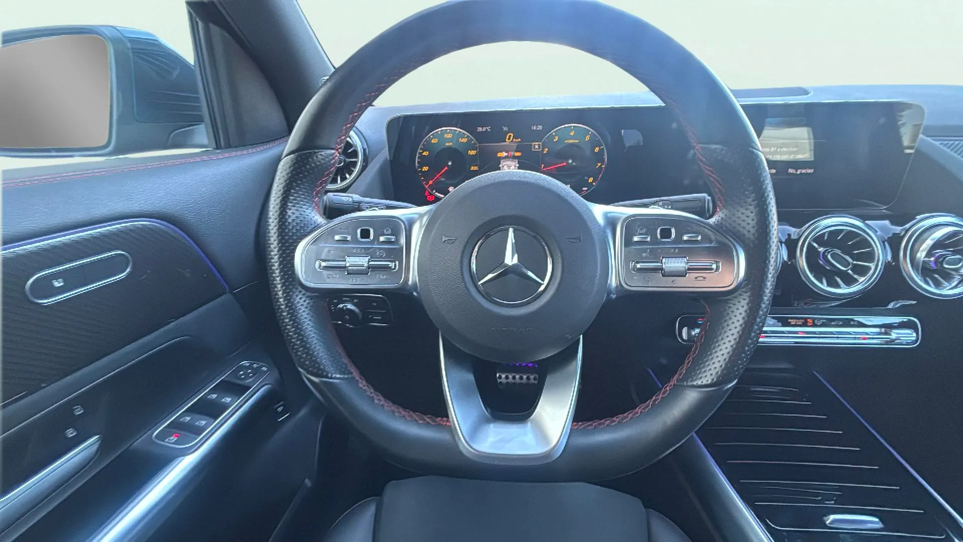 Mercedes-Benz GLA 180 - foto 16
