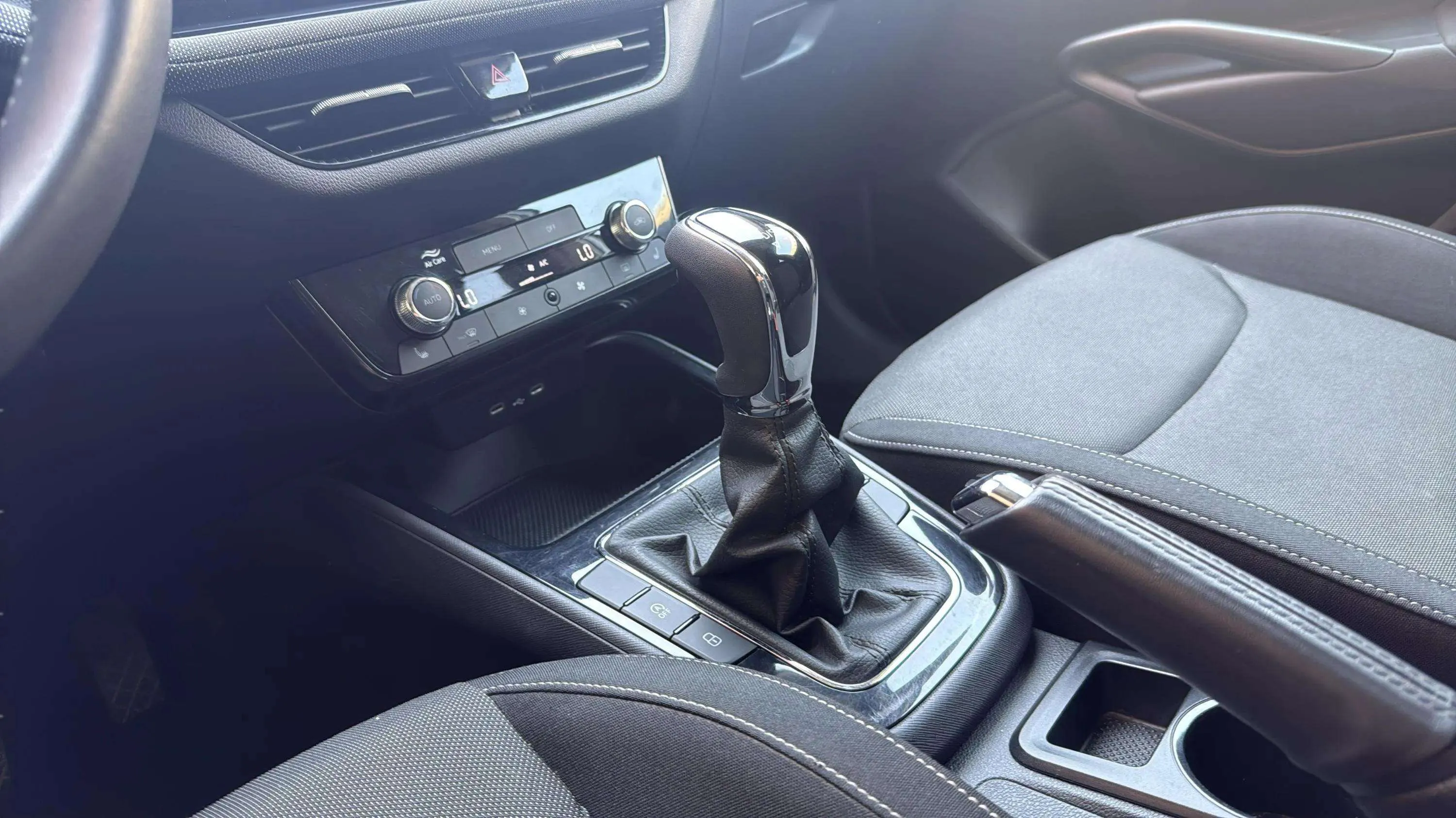 Škoda Fabia 1.0 TSI DSG Selection - foto 25
