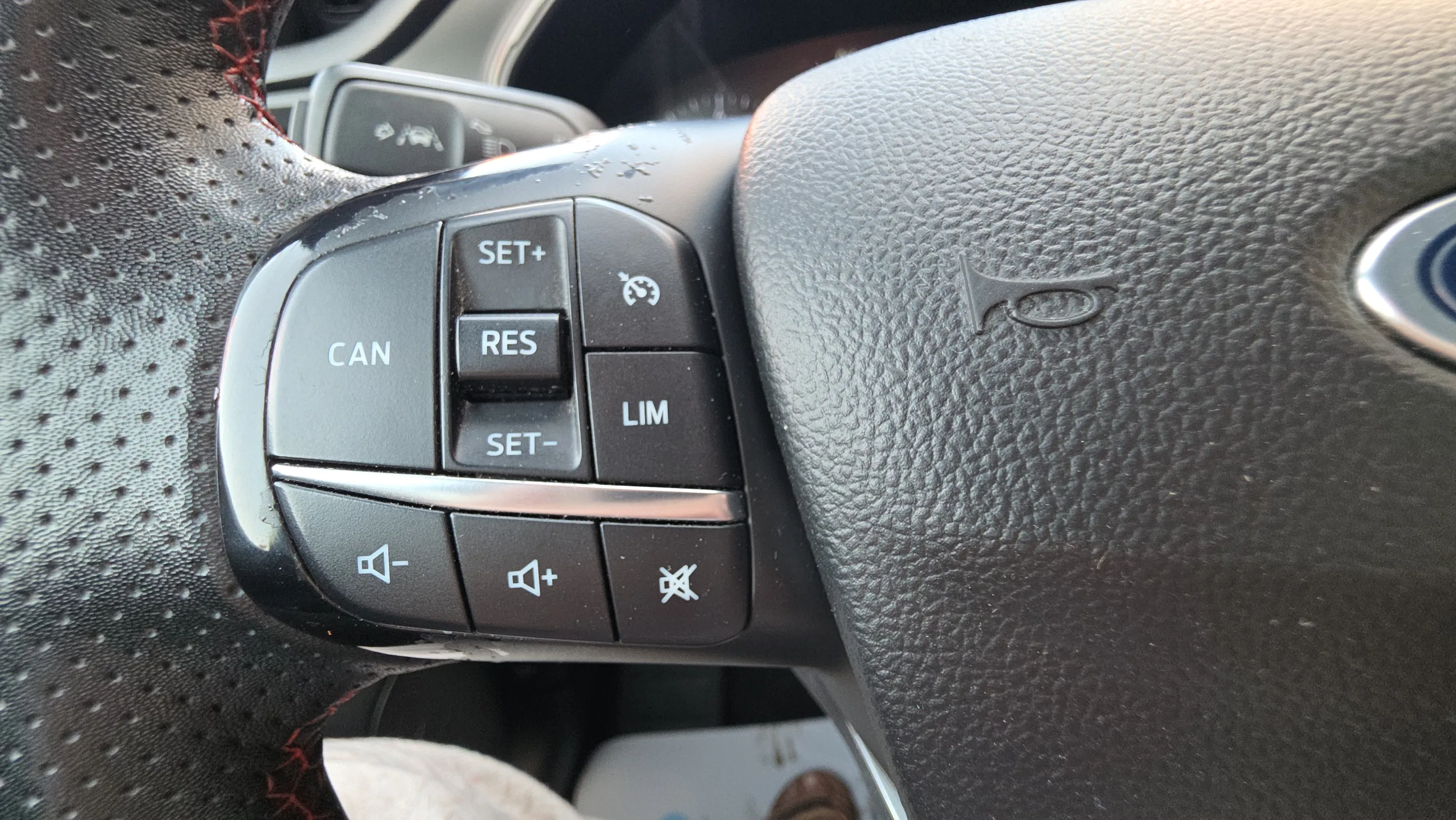 Ford Focus 1.0 EcoBoost MHEV ST-Line - foto 18