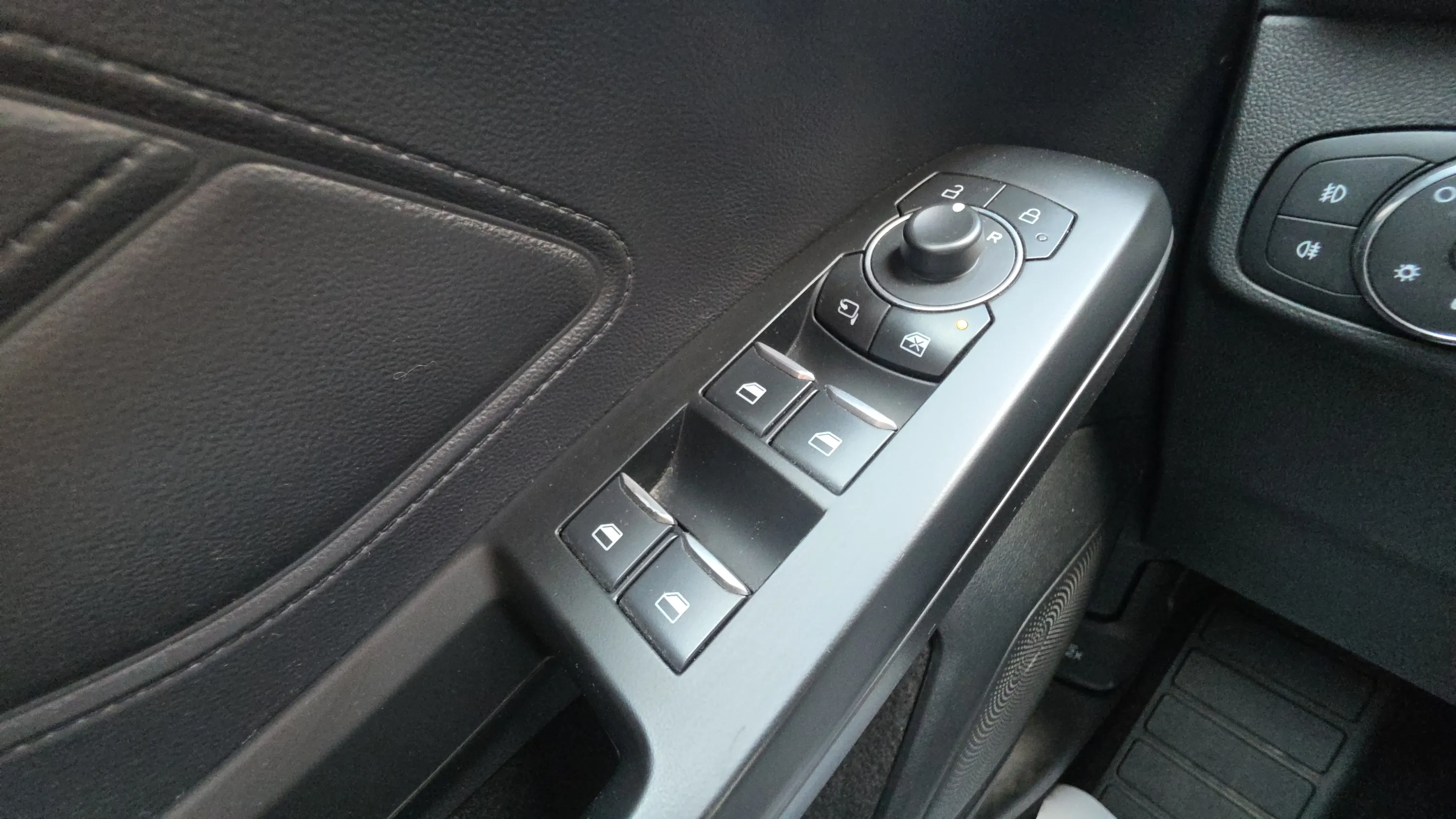 Ford Focus 1.0 EcoBoost MHEV ST-Line - foto 21