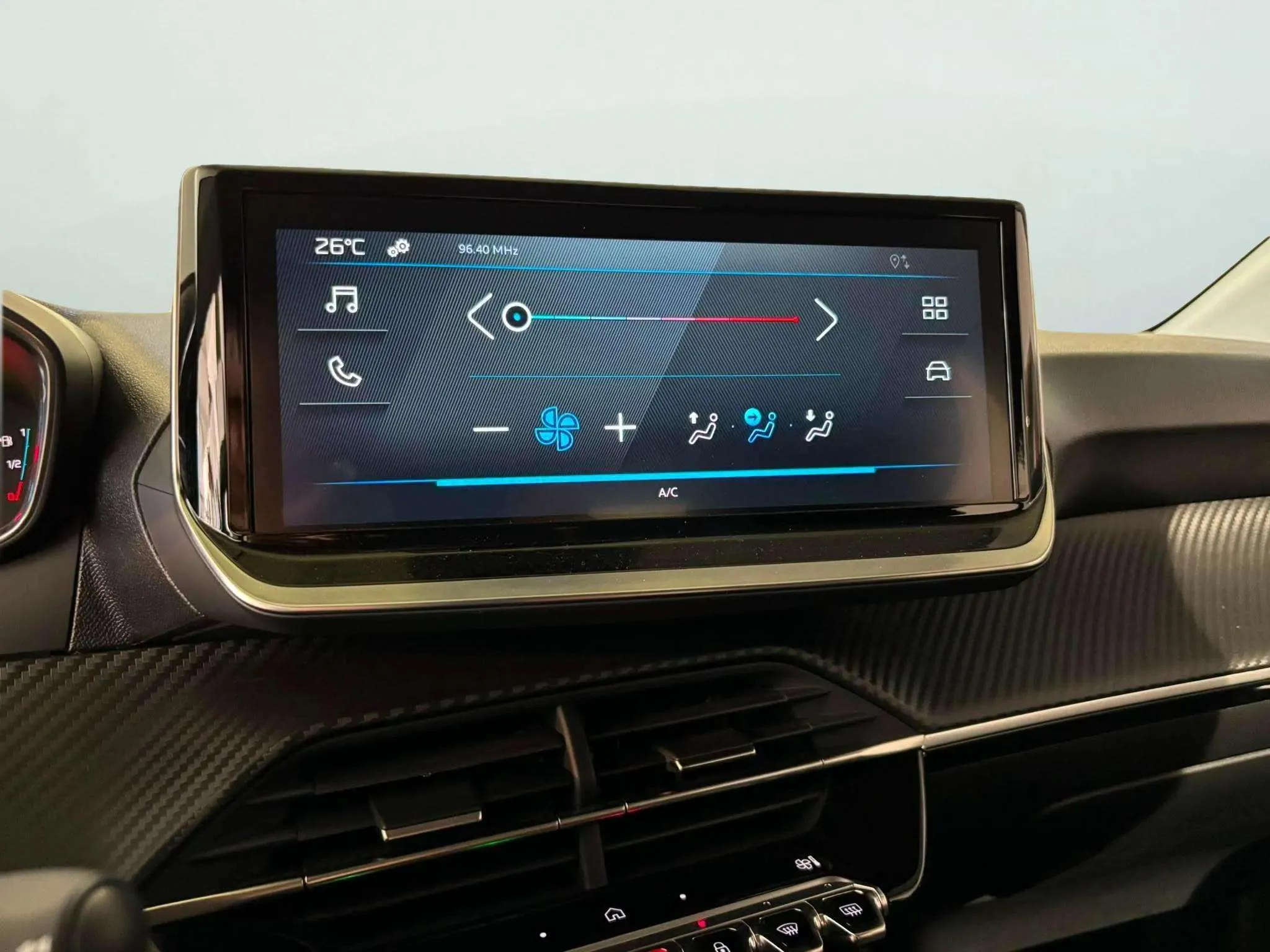 Peugeot 208 Style Hybrid 100 eDCS6 - foto 17