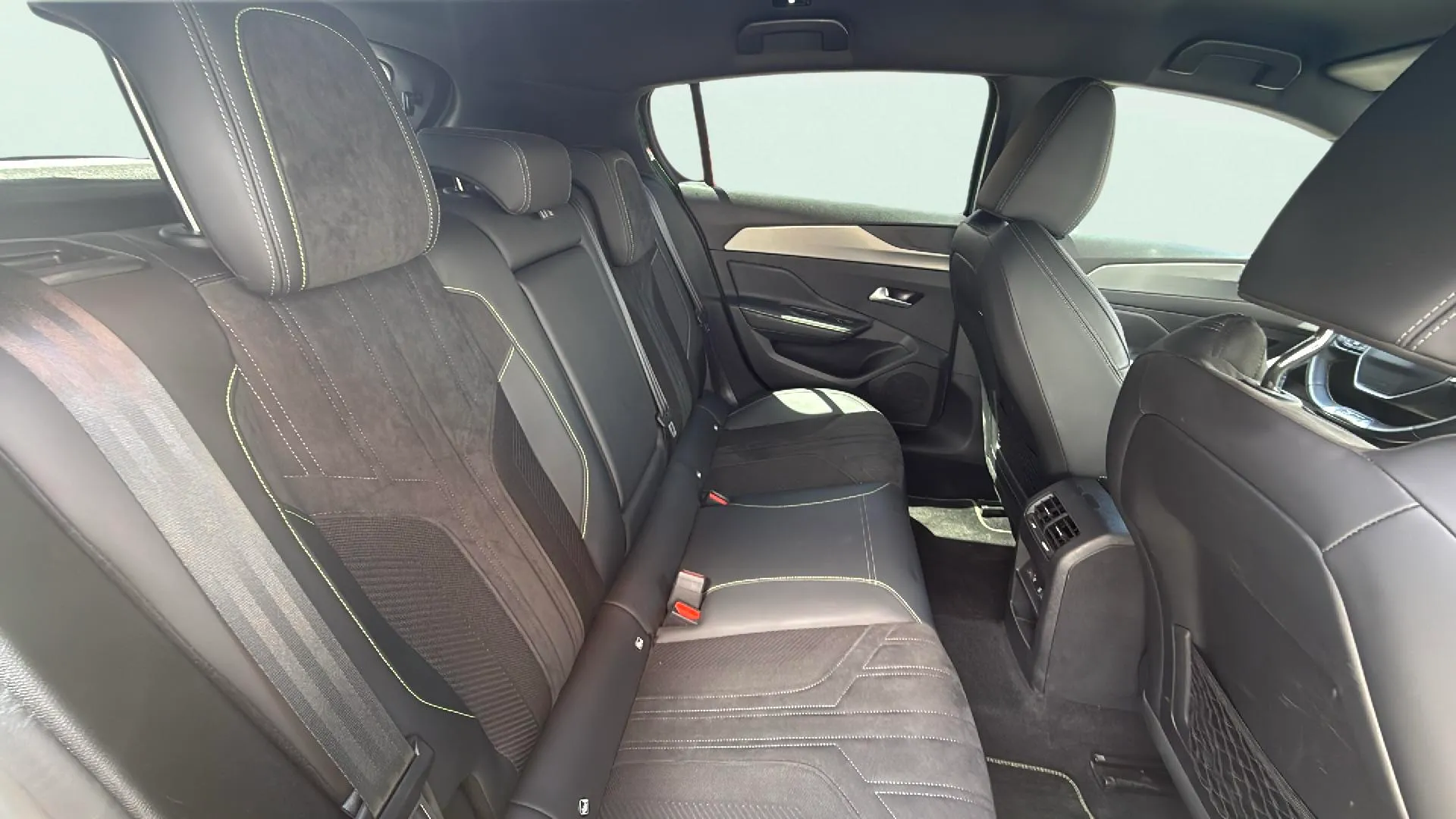 Peugeot 308 GT Pack Hybrid 180 eEAT8 - foto 17