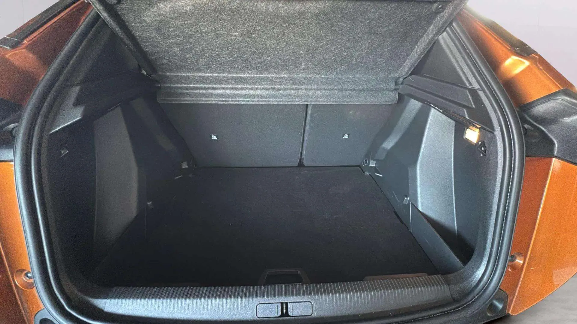 Peugeot 2008 Allure Pack PureTech 130 EAT8 - foto 16