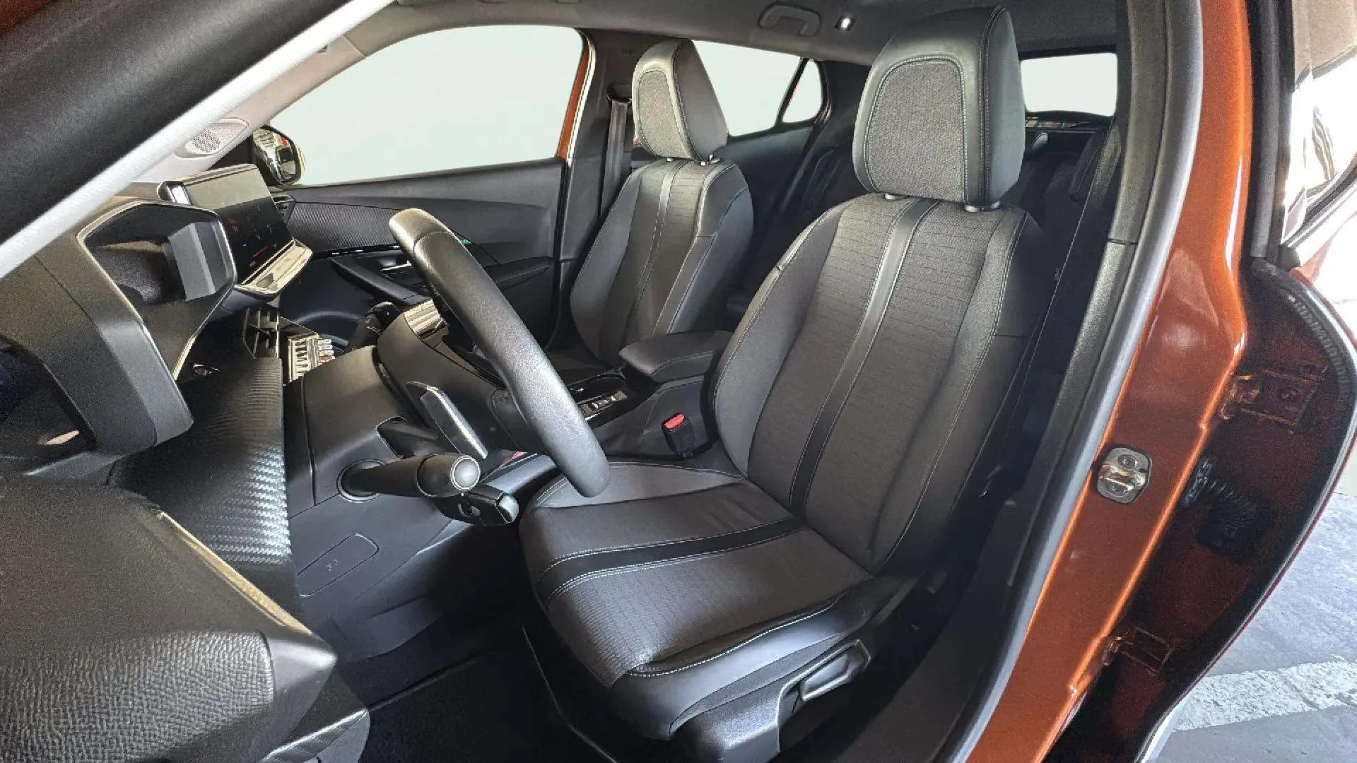 Peugeot 2008 Allure Pack PureTech 130 EAT8 - foto 13