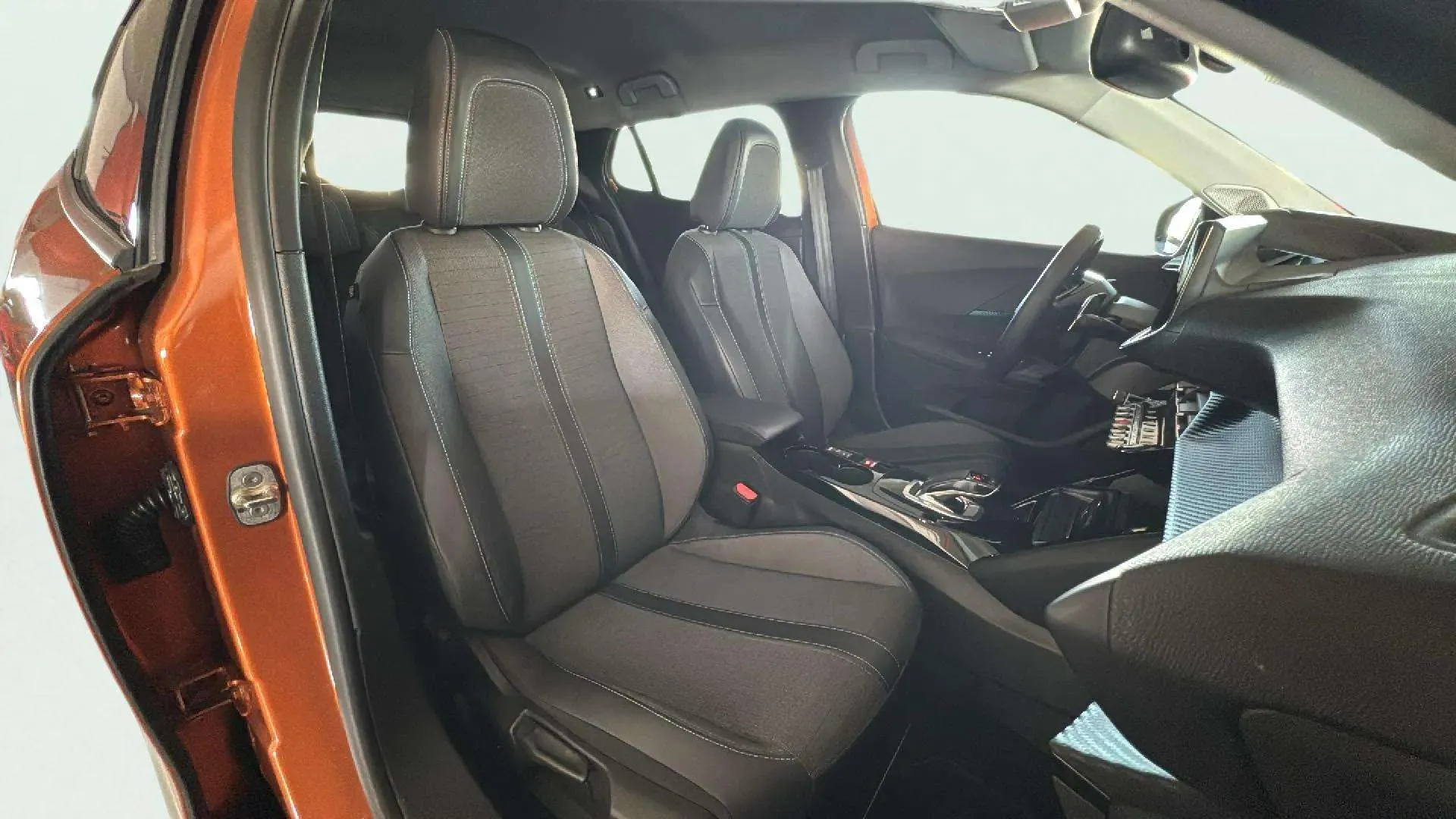 Peugeot 2008 Allure Pack PureTech 130 EAT8 - foto 14