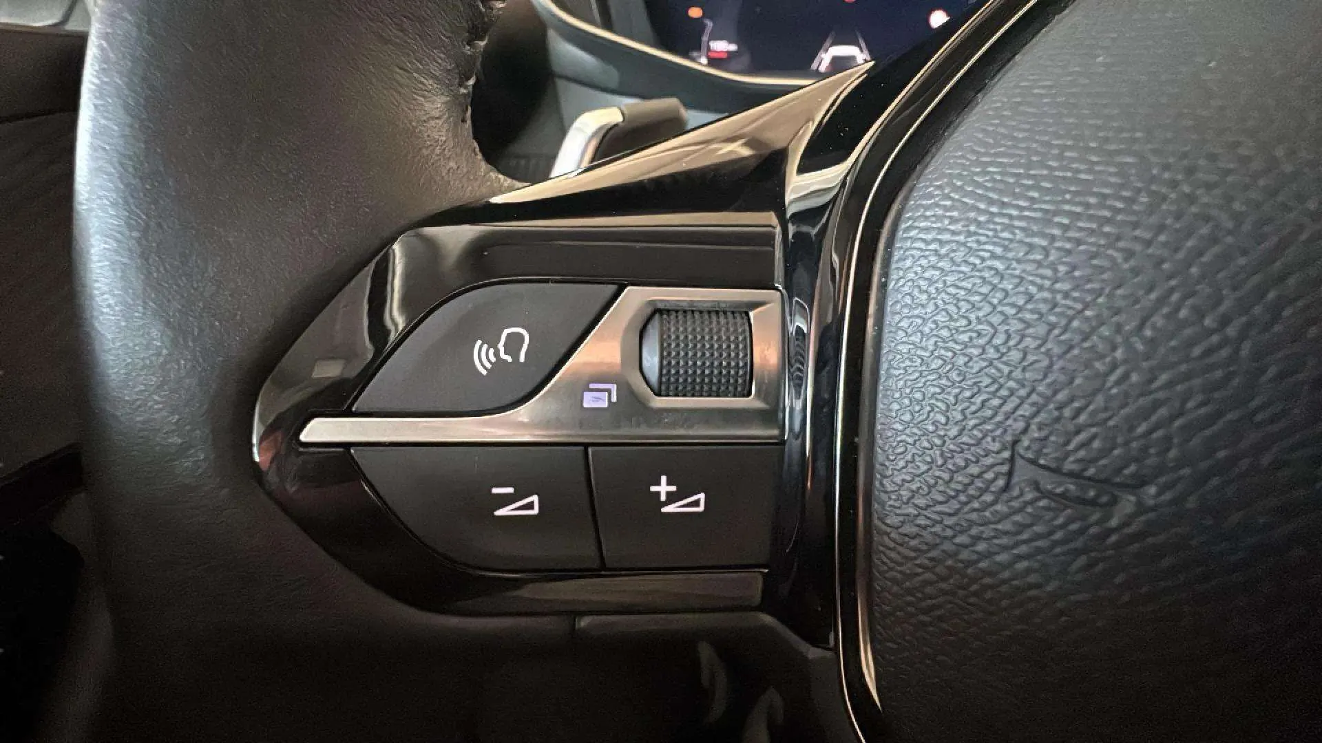 Peugeot 2008 Allure Pack PureTech 130 EAT8 - foto 18
