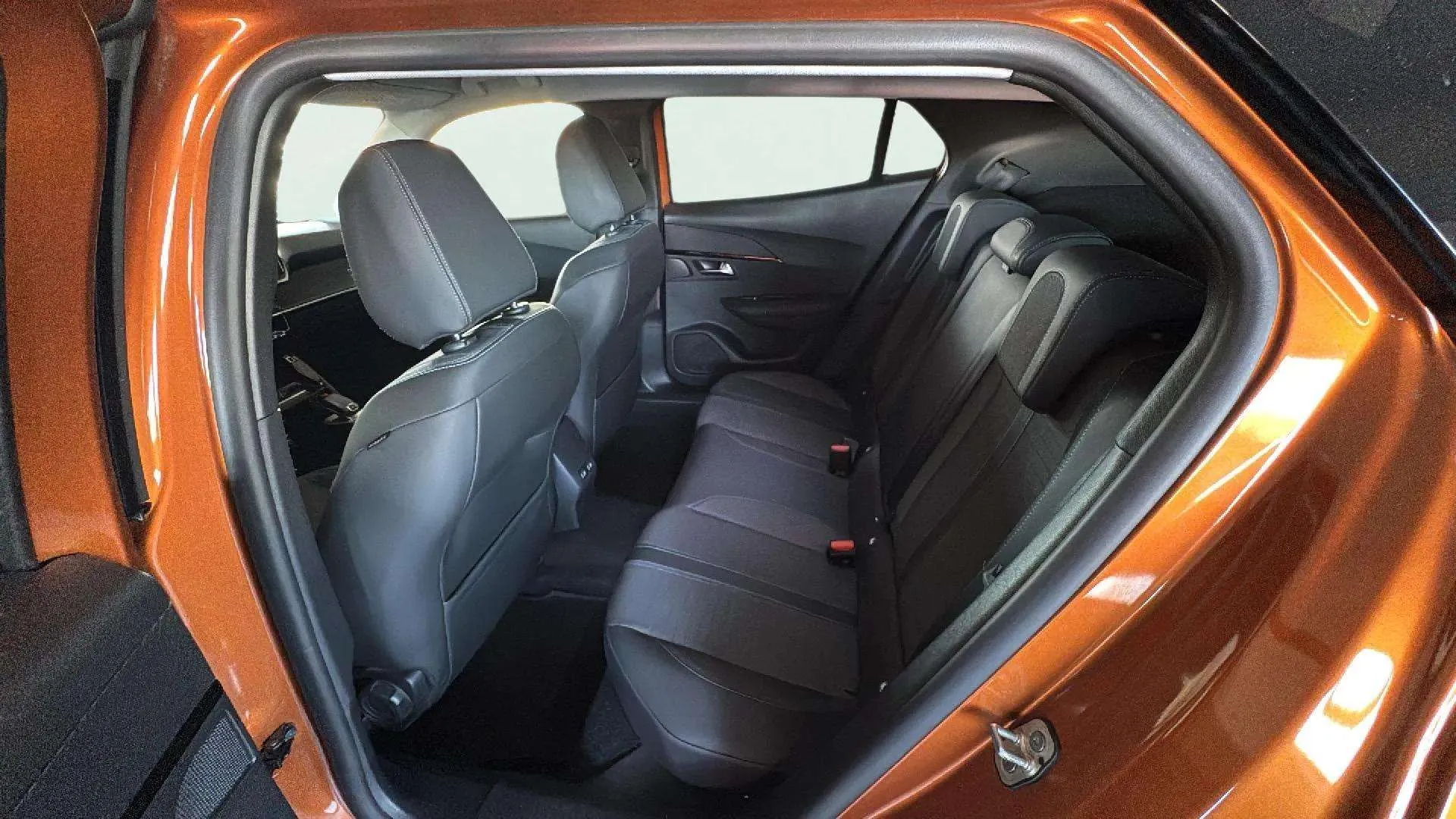 Peugeot 2008 Allure Pack PureTech 130 EAT8 - foto 15