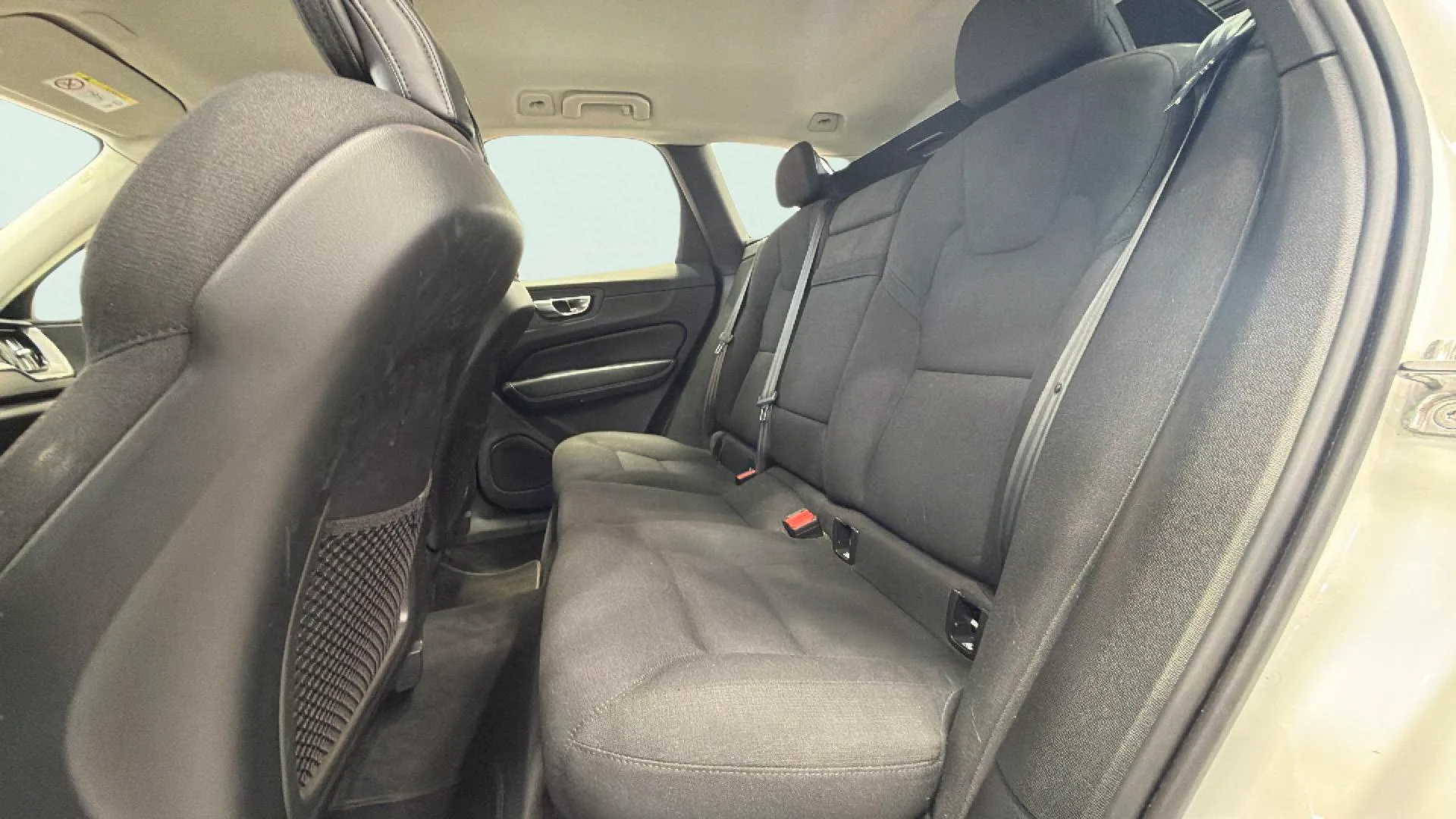 Volvo XC60 2.0 B4 D AWD Momentum Pro - foto 21