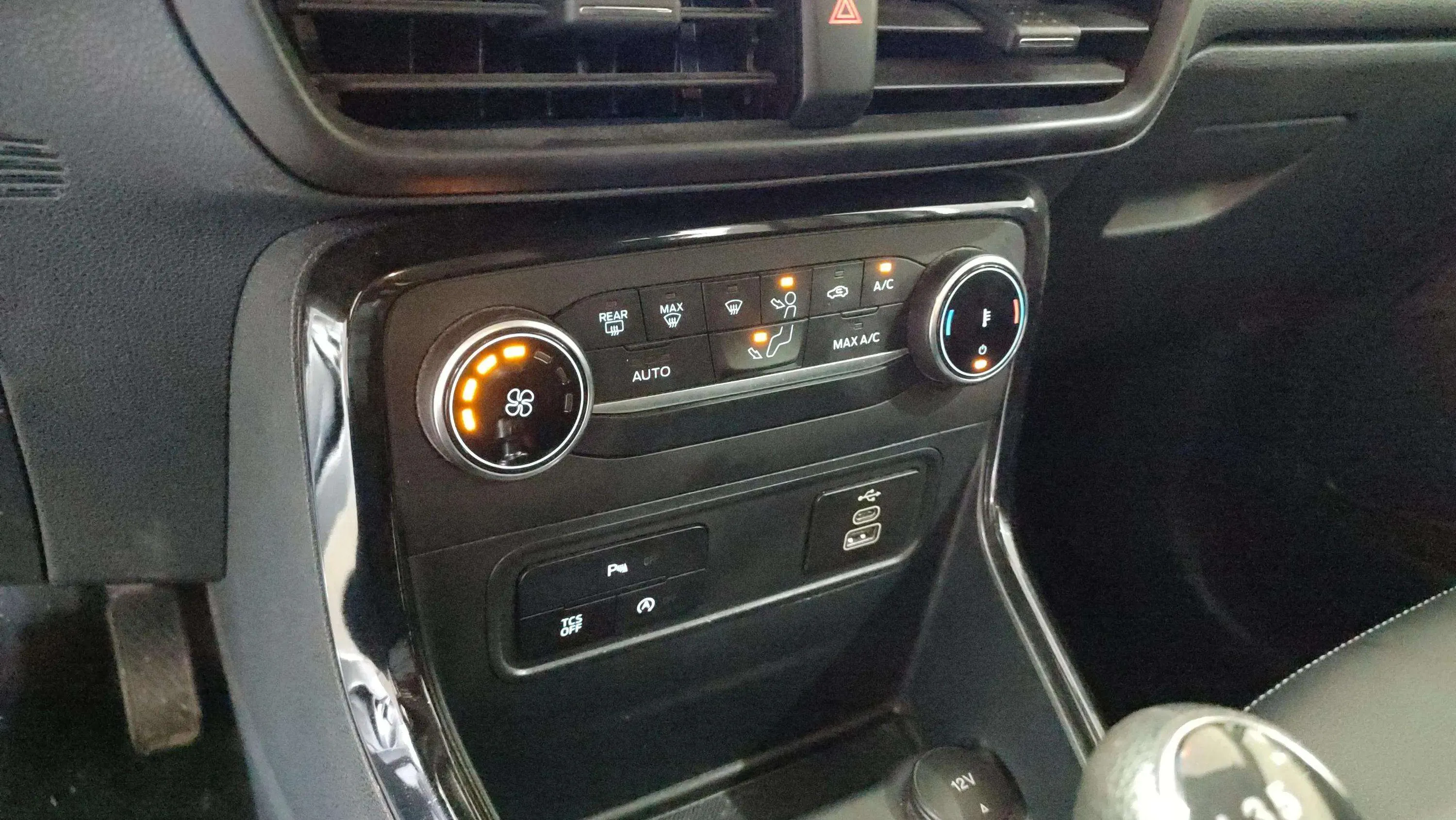 Ford EcoSport 1.0T EcoBoost Active - foto 12