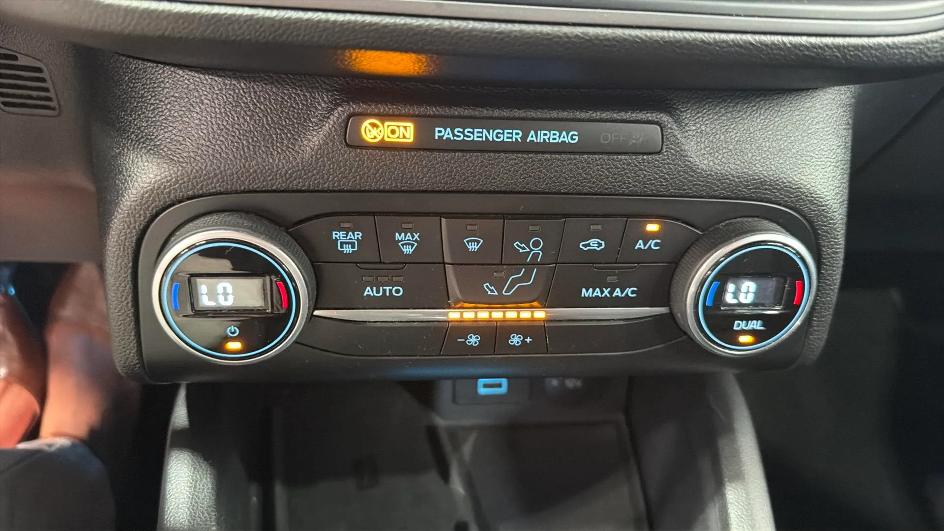 Ford Focus 1.0 EcoBoost MHEV ST-Line Design SIP - foto 16
