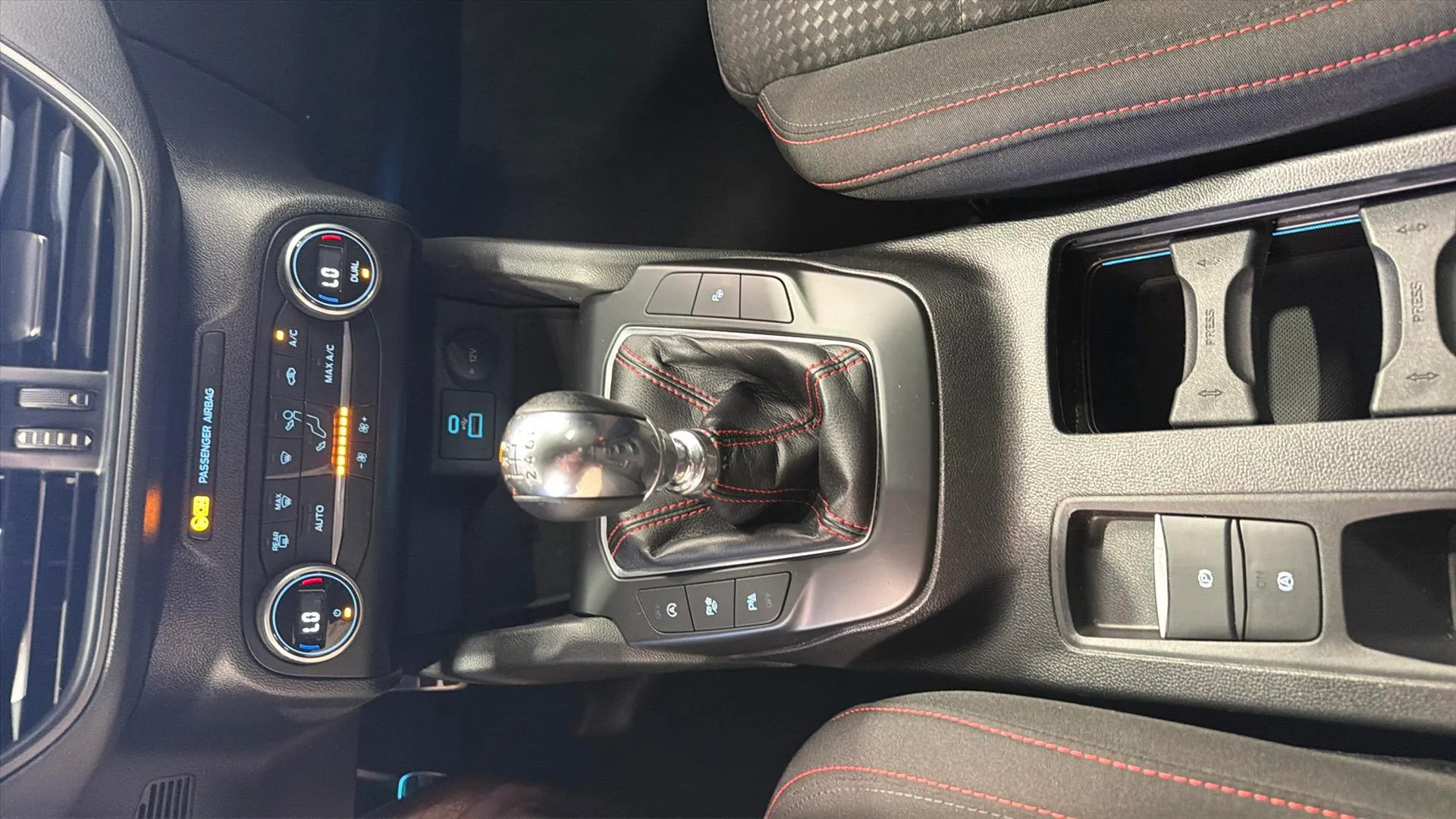 Ford Focus 1.0 EcoBoost MHEV ST-Line Design SIP - foto 18
