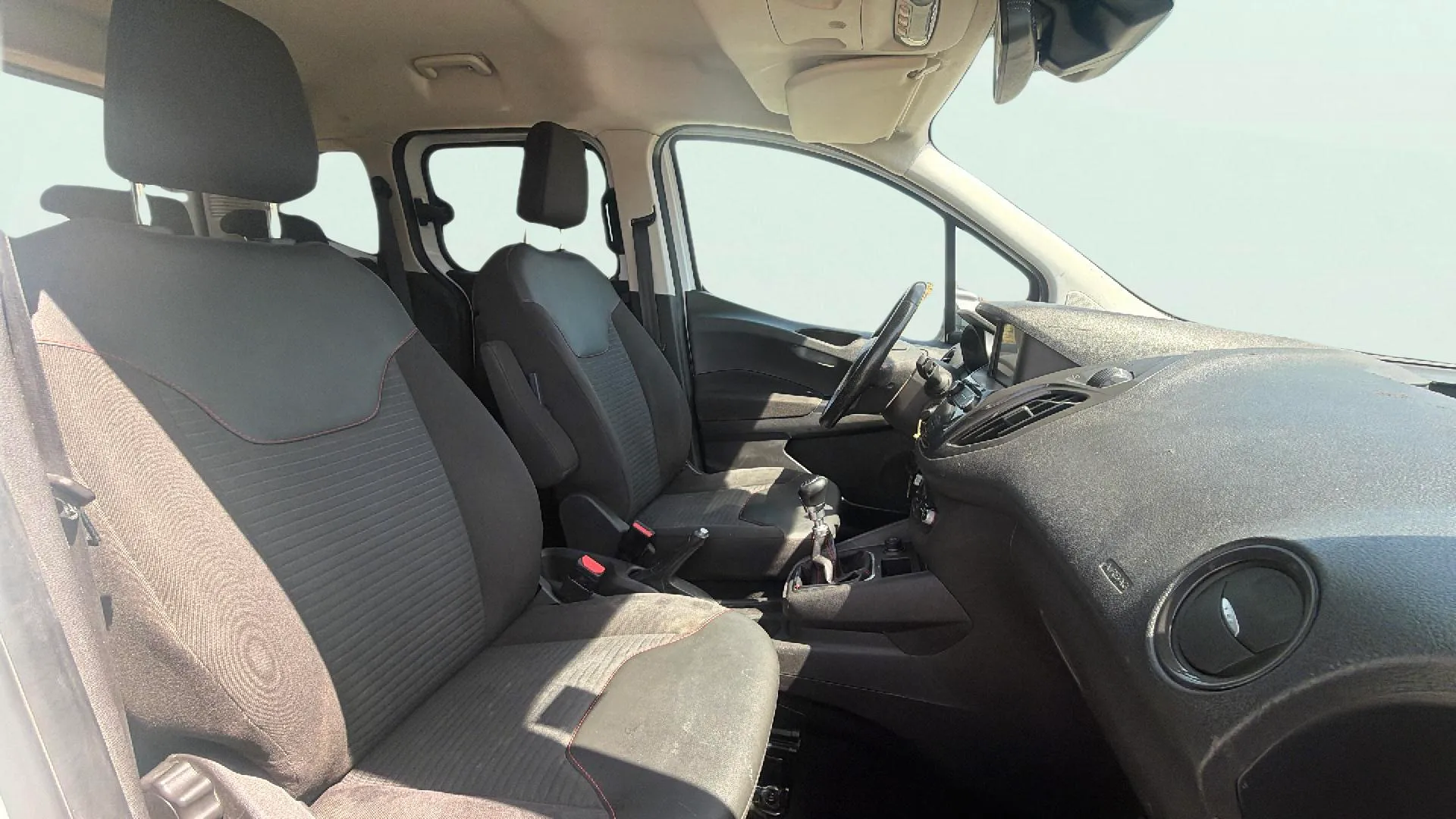 Ford Tourneo Courier 1.5 TDCi Sport - foto 15