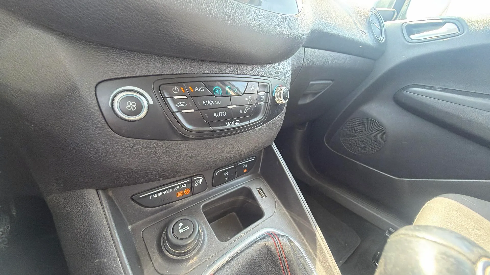 Ford Tourneo Courier 1.5 TDCi Sport - foto 18