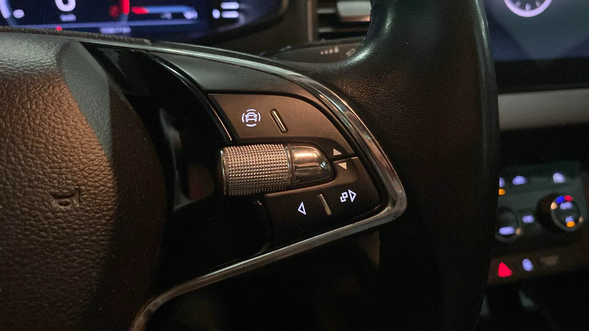 Škoda Karoq 2.0 TDI DSG 4x4 Ambition - foto 16