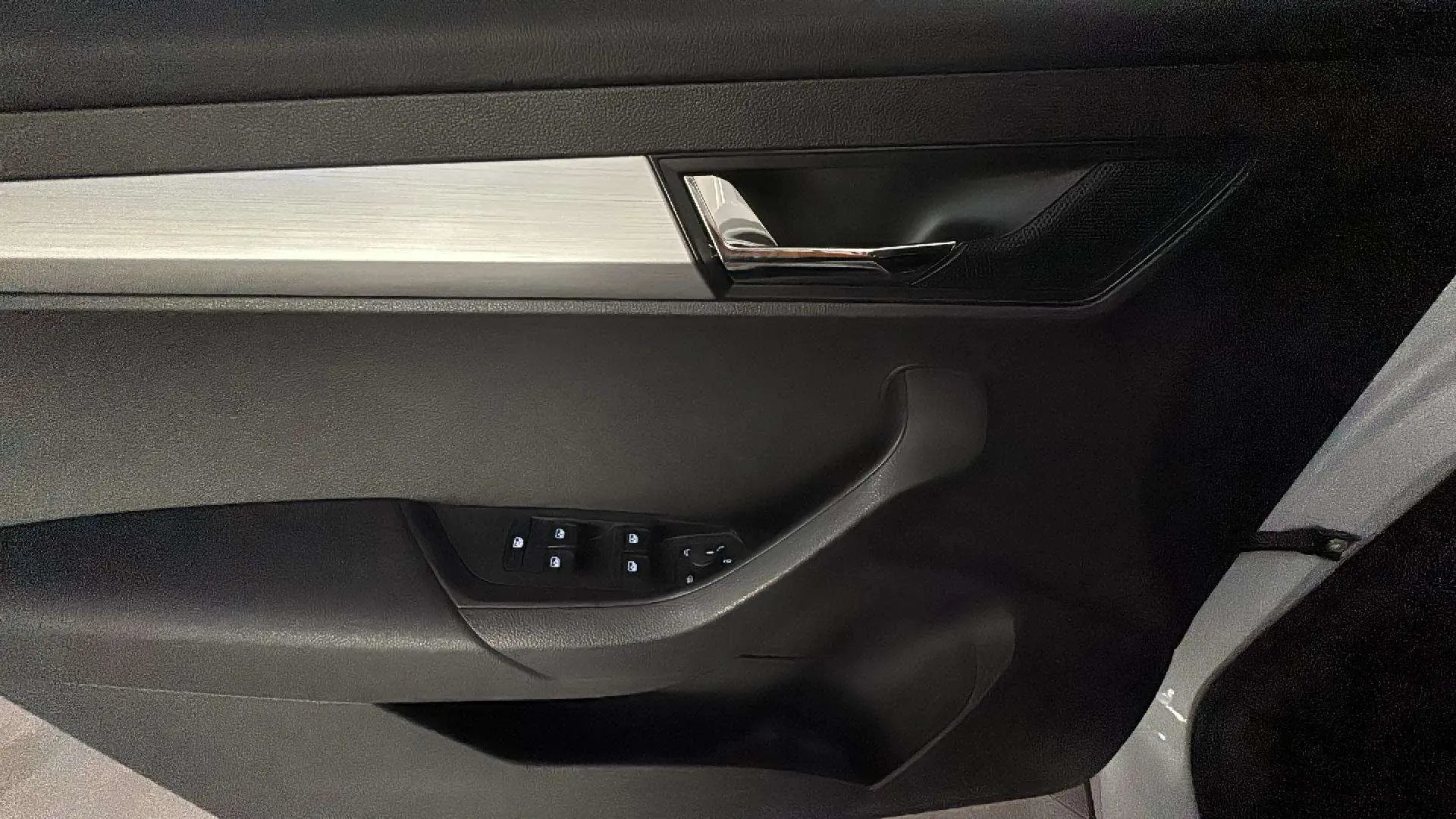 Škoda Karoq 1.5 TSI ACT Ambition - foto 27