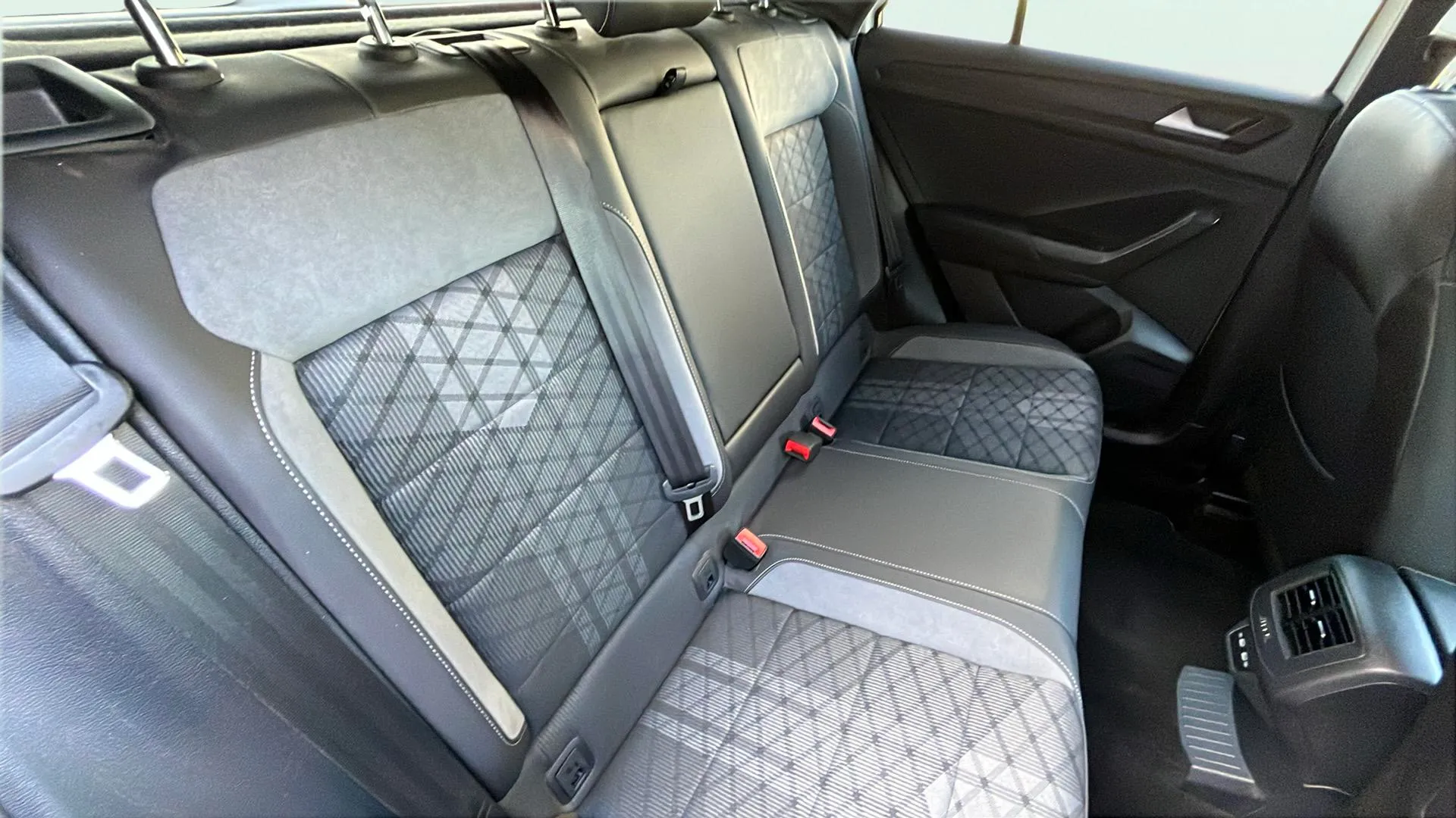 Volkswagen T-Roc Advance R-Line 1.5 TSI DSG - foto 23