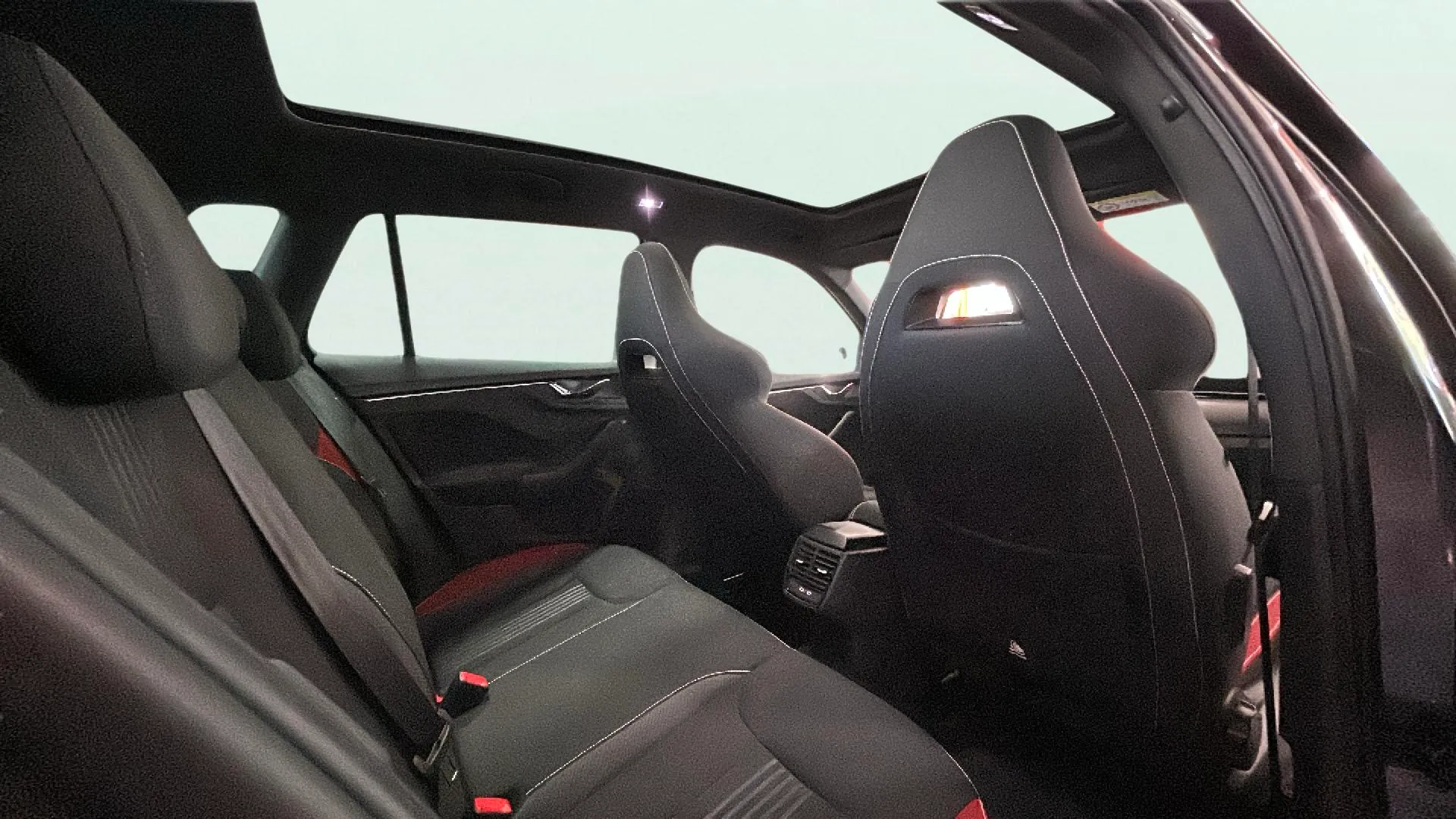Škoda Kamiq 1.5 TSI DSG Montecarlo - foto 17