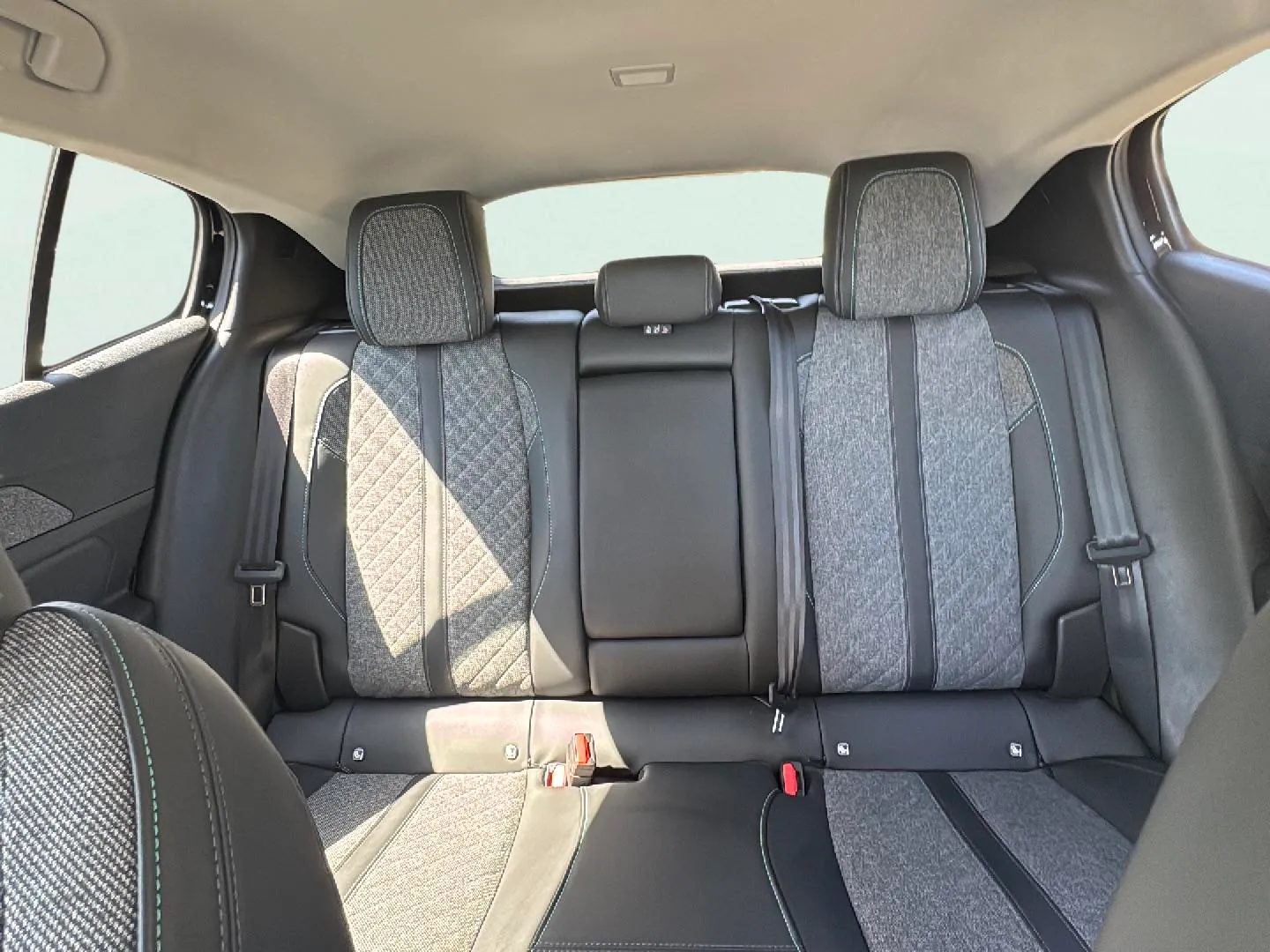 Peugeot 408 Allure Hybrid eDCS6 - foto 15