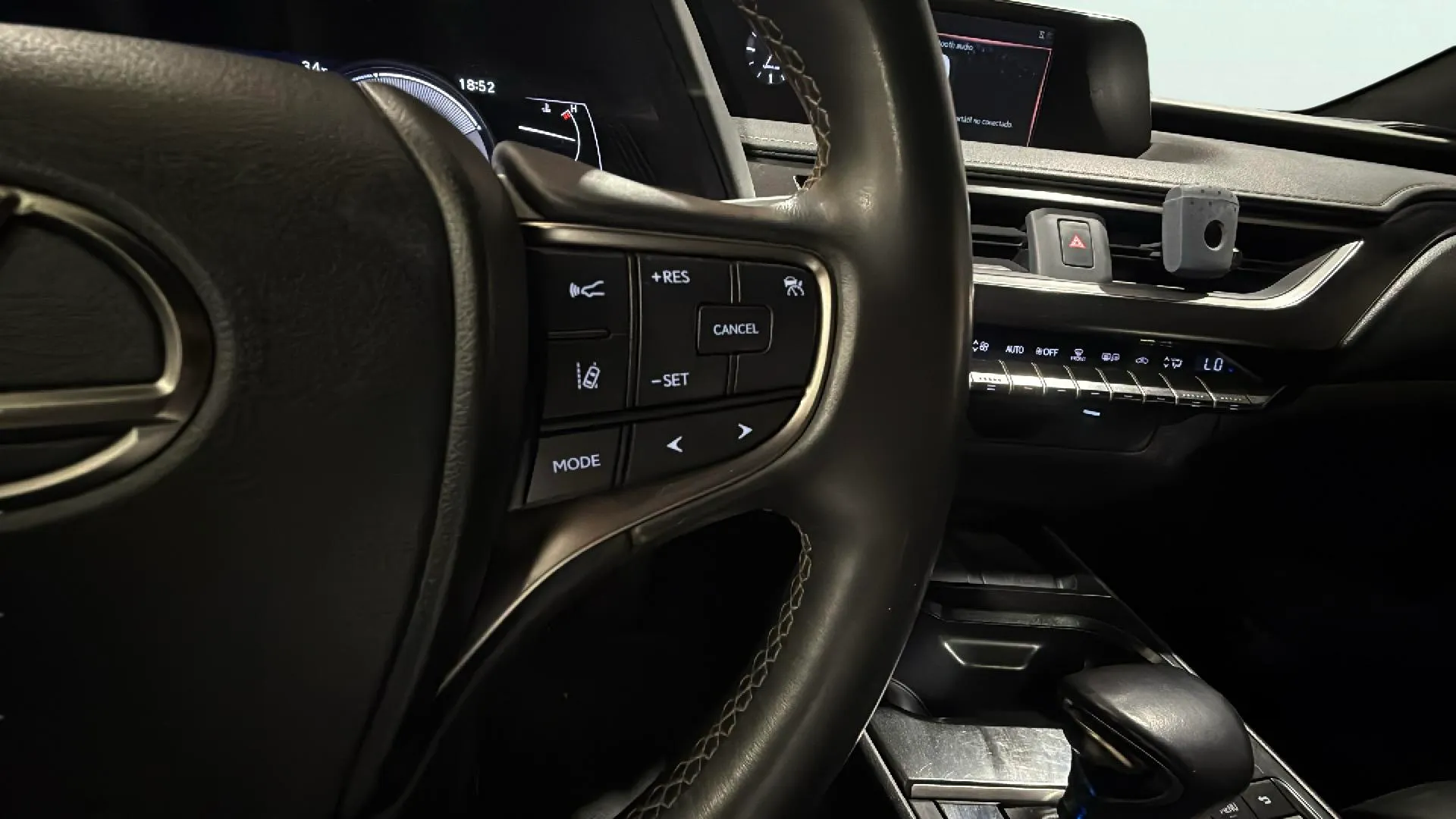 Lexus UX 2.0 250h Business - foto 25