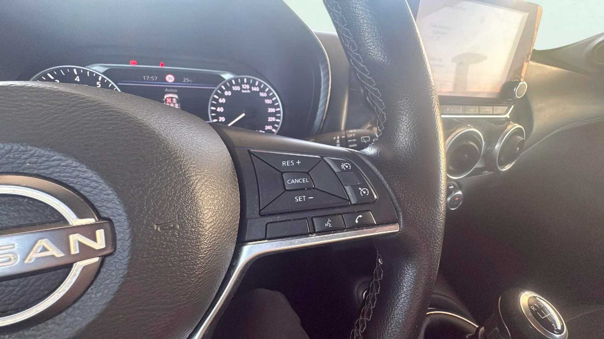 Nissan Juke DIG-T 6M/T Acenta - foto 12