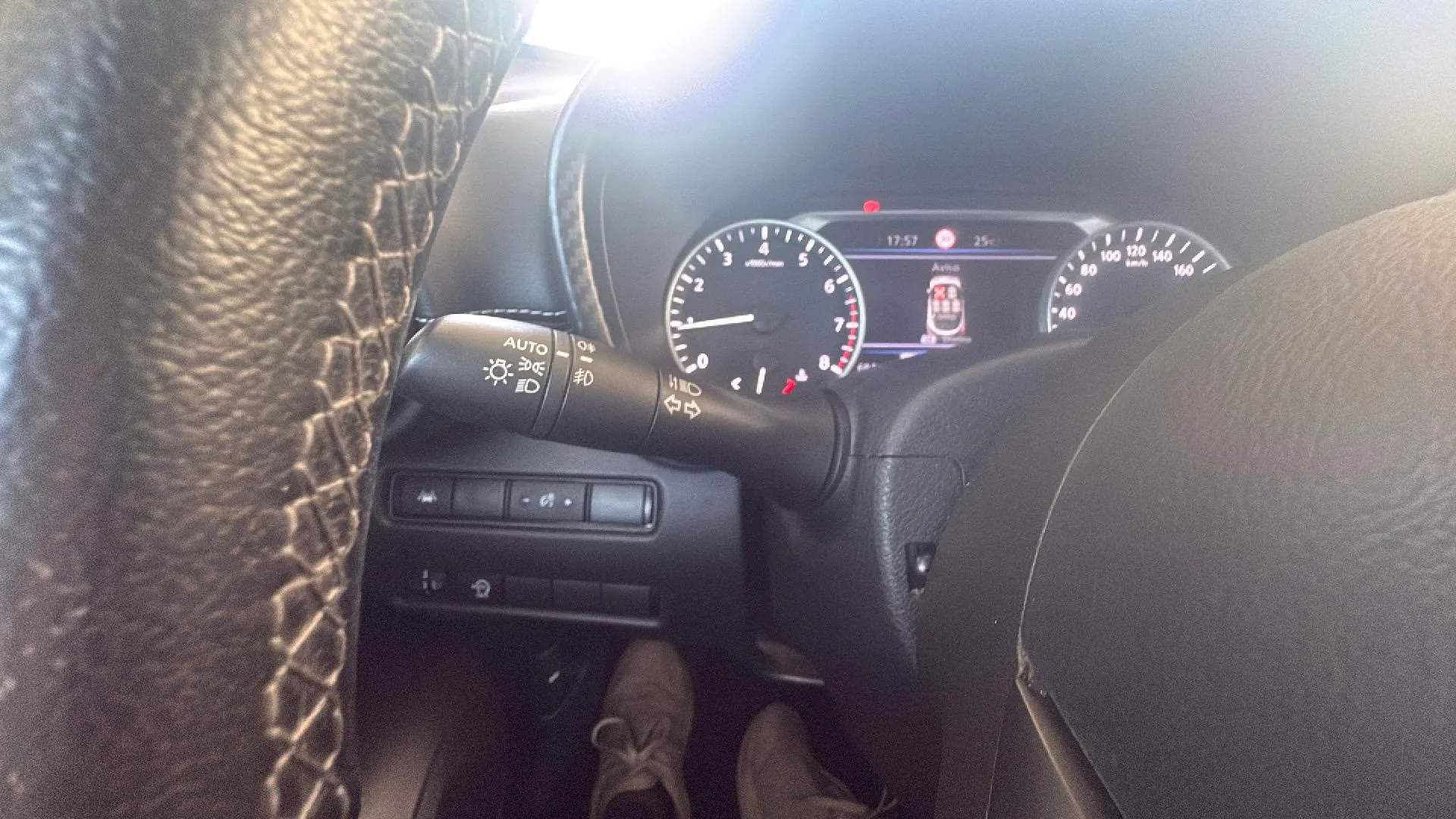 Nissan Juke DIG-T 6M/T Acenta - foto 15