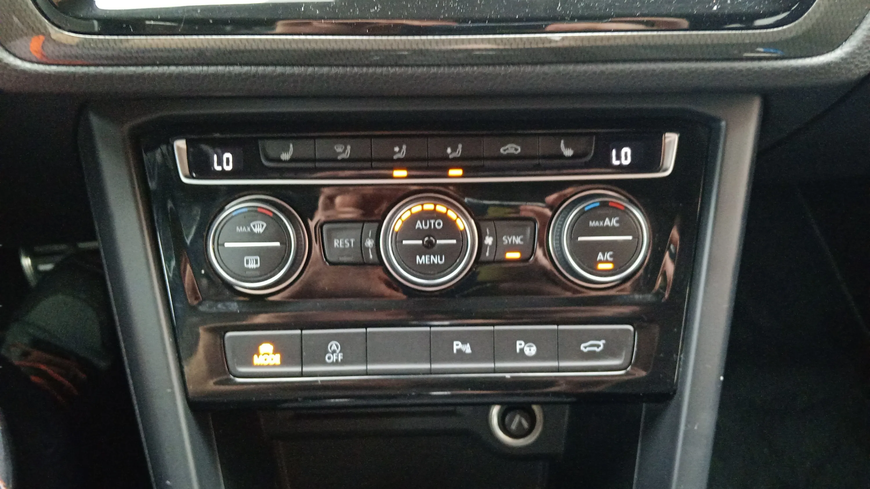 Volkswagen Touran Advance 2.0 TDI DSG - foto 16