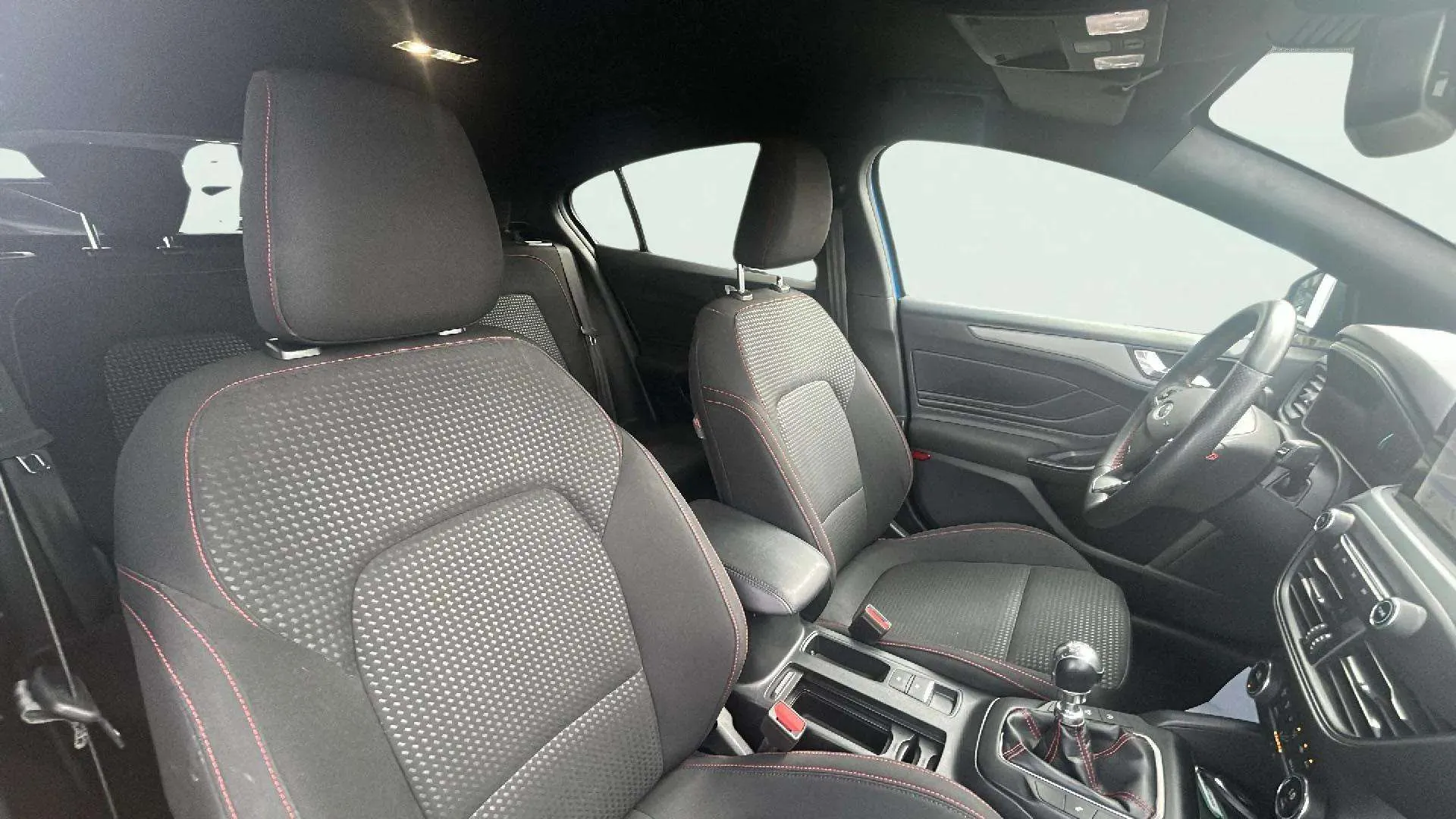 Ford Focus 1.0 EcoBoost MHEV ST-Line Design SIP - foto 16