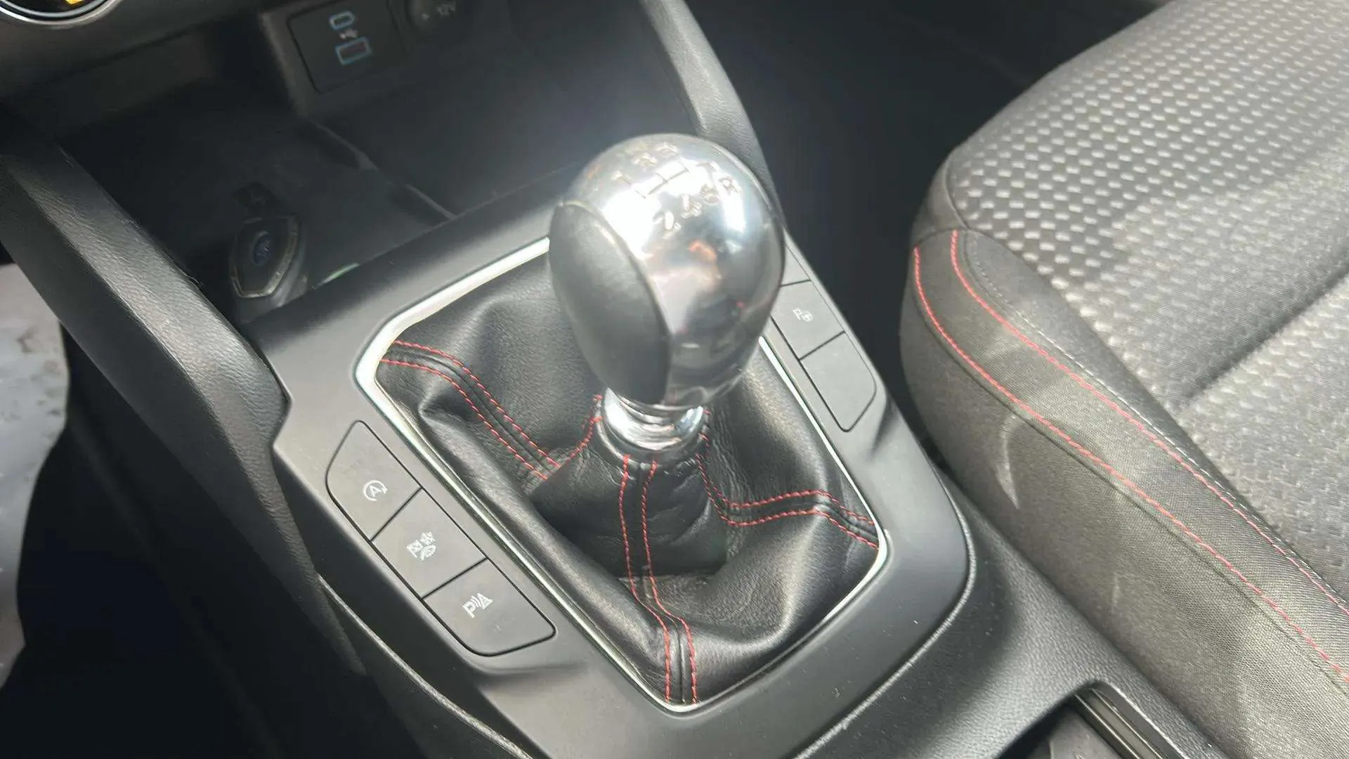 Ford Focus 1.0 EcoBoost MHEV ST-Line Design SIP - foto 25