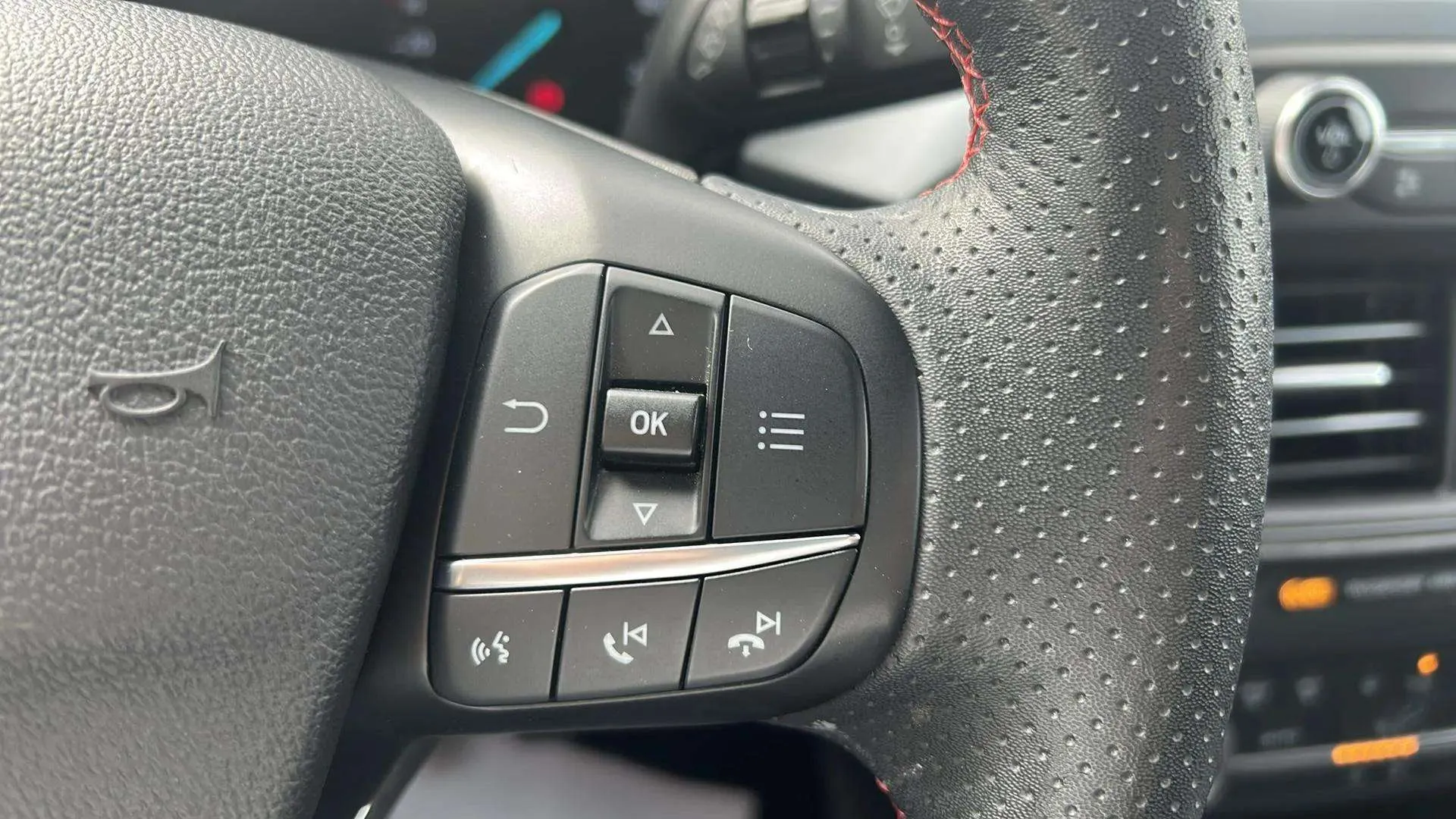 Ford Focus 1.0 EcoBoost MHEV ST-Line Design SIP - foto 29