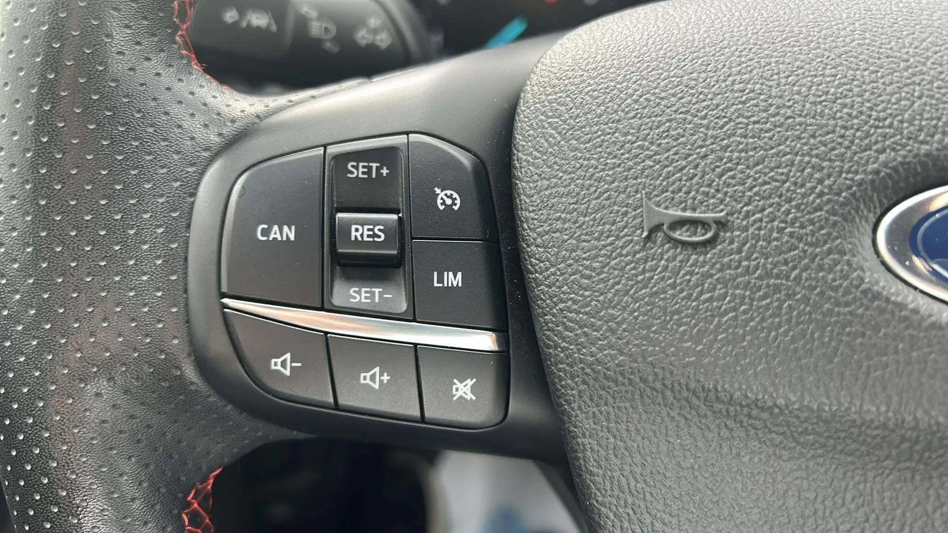 Ford Focus 1.0 EcoBoost MHEV ST-Line Design SIP - foto 23