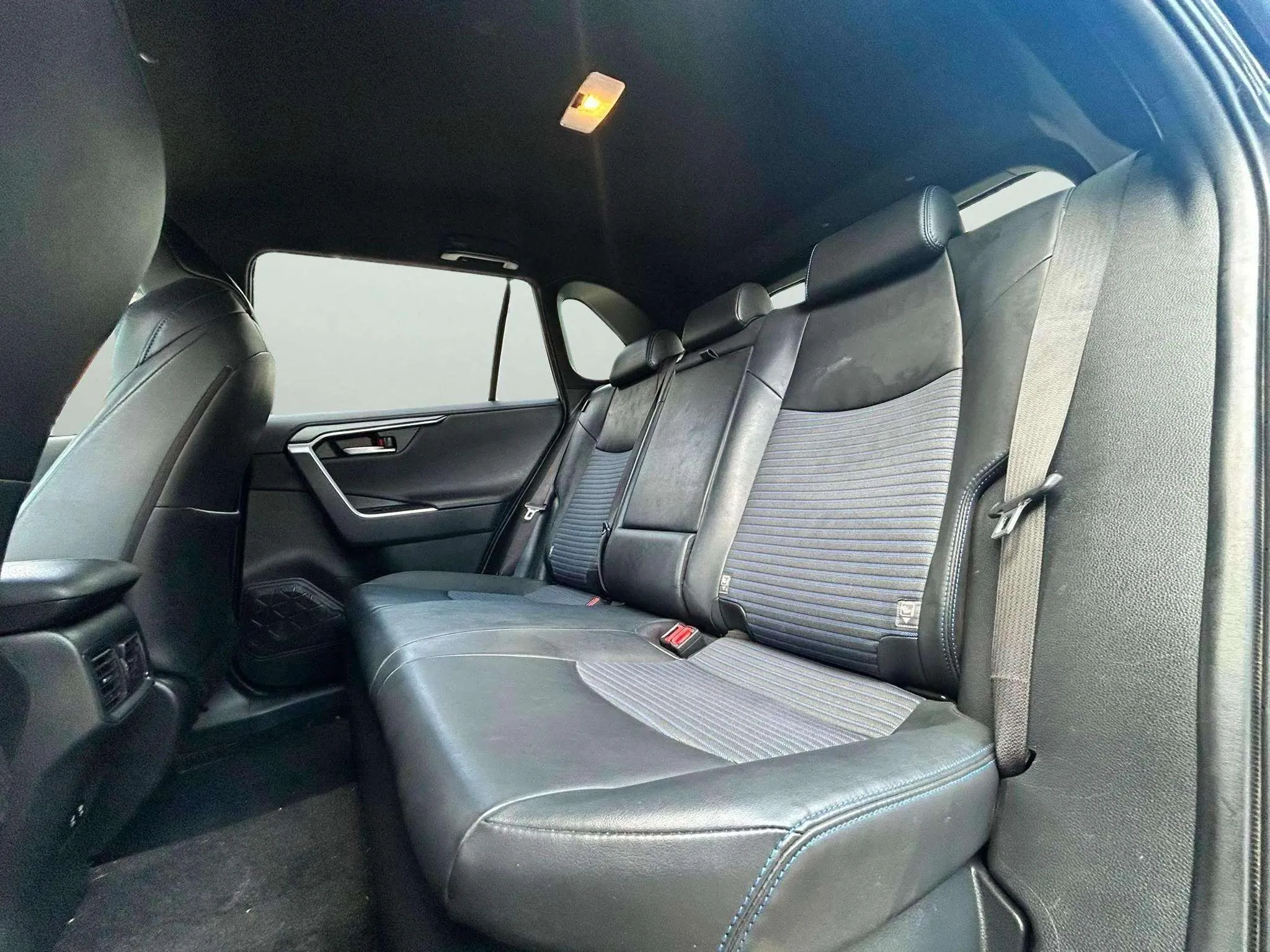 Toyota RAV4 2.5l 220H Feel! - foto 23