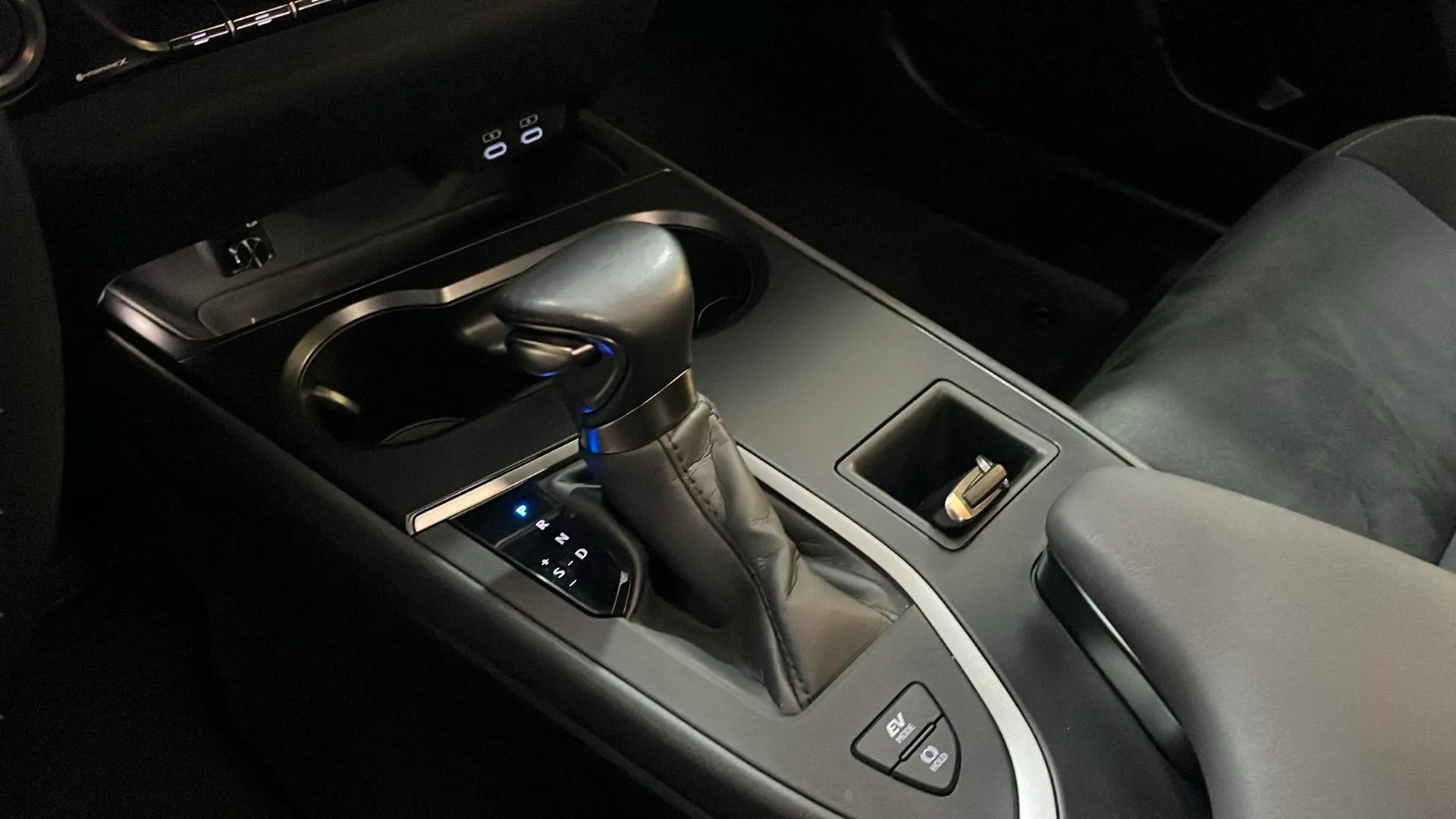 Lexus UX 2.0 250h Business - foto 15