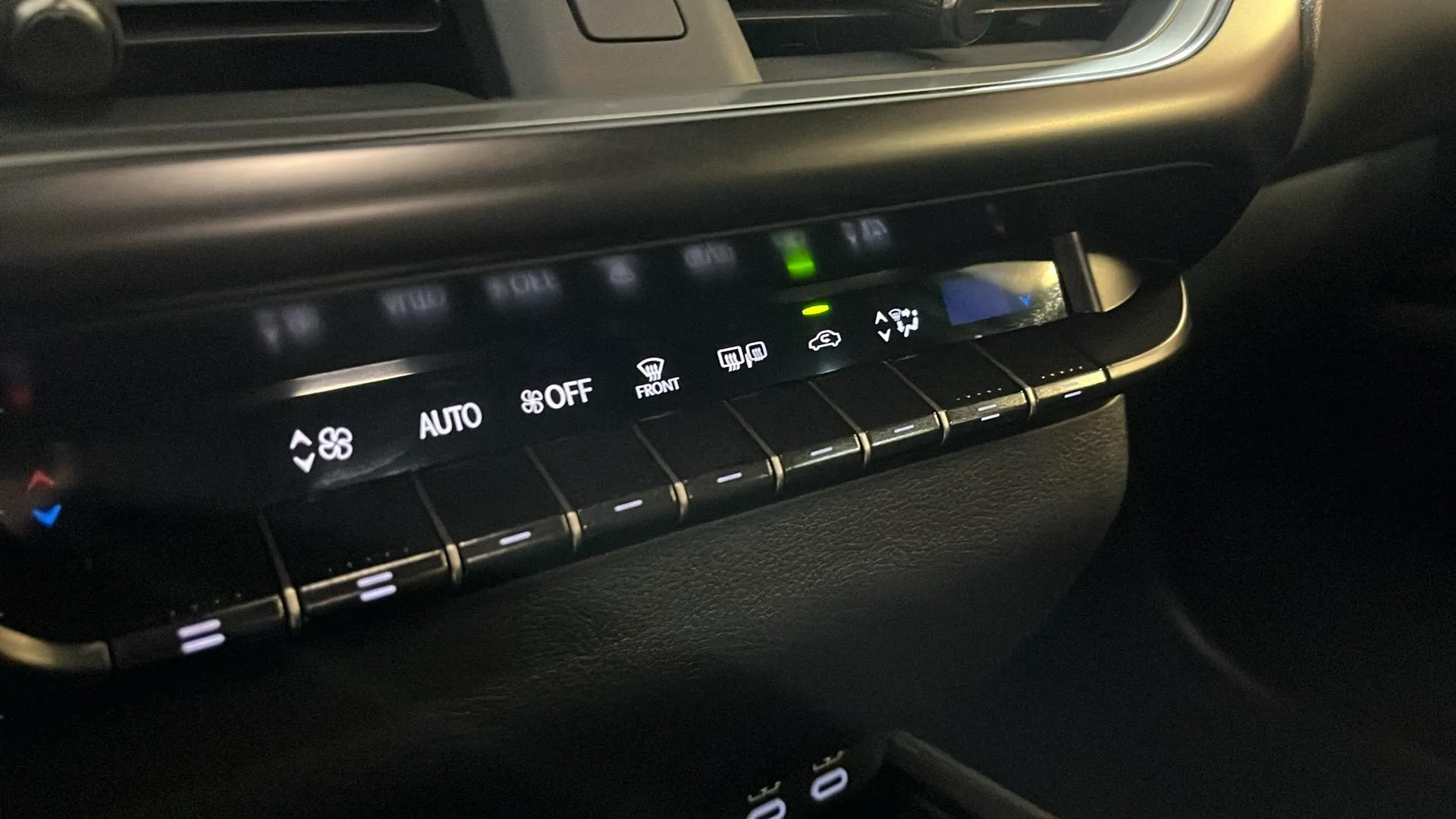 Lexus UX 2.0 250h Business - foto 14