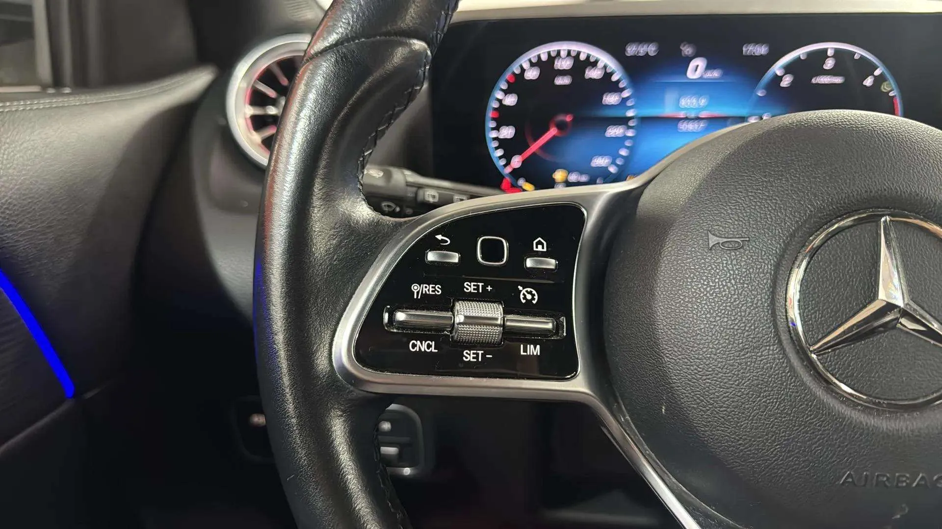 Mercedes-Benz GLA 200 D - foto 17