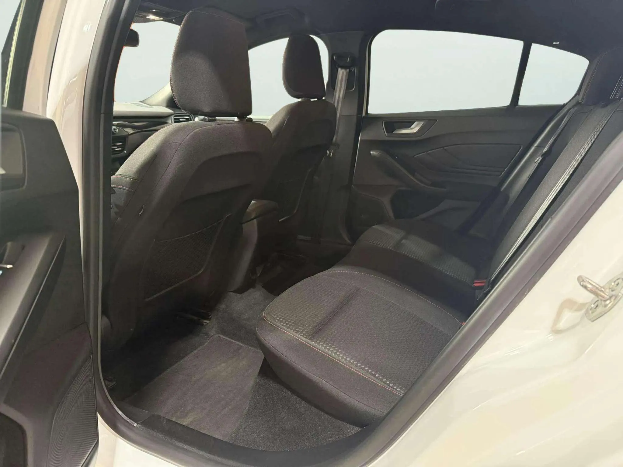 Ford Focus 1.0 EcoBoost MHEV ST-Line - foto 12
