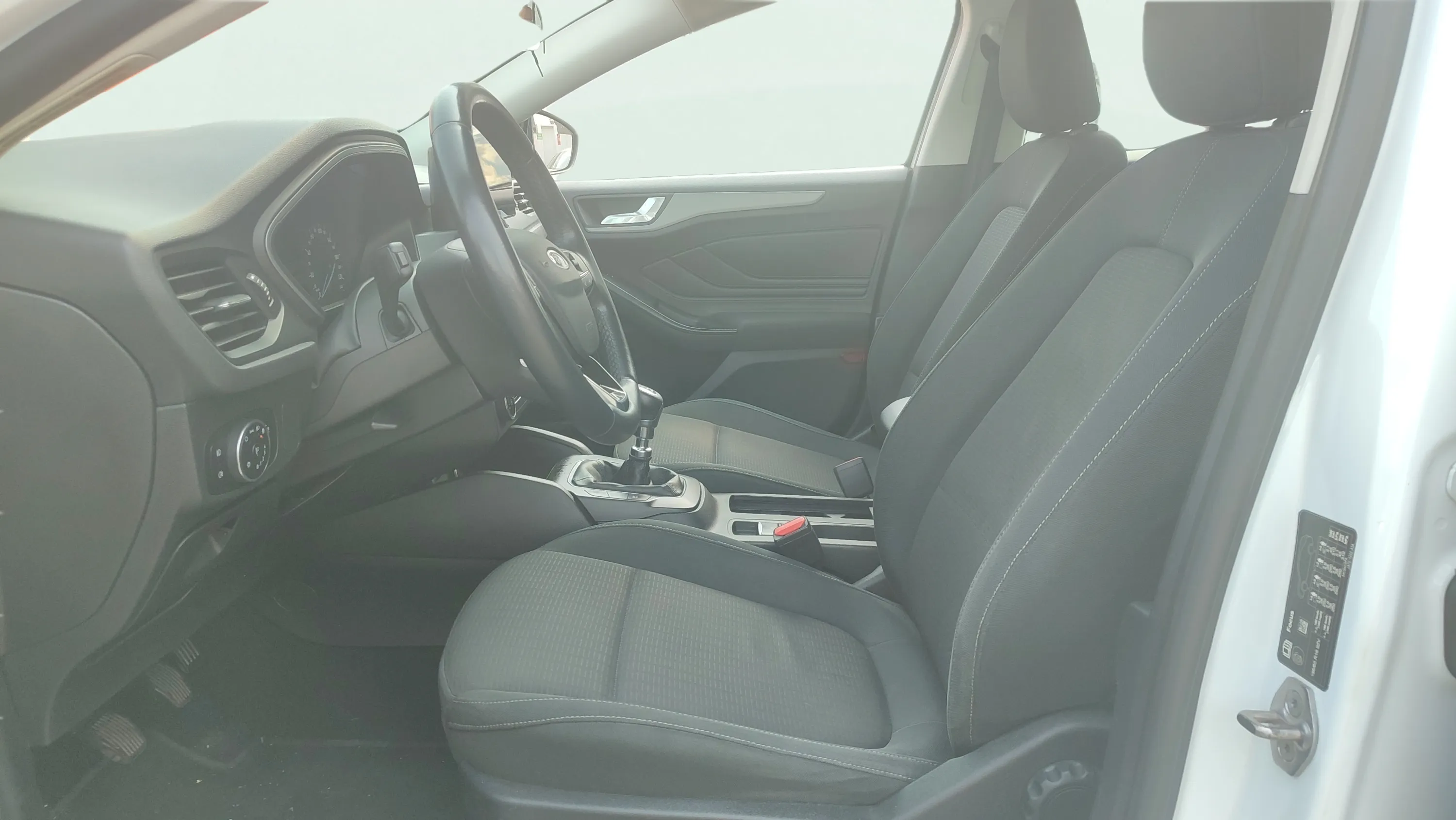 Ford Focus 1.0 EcoBoost Trend - foto 12