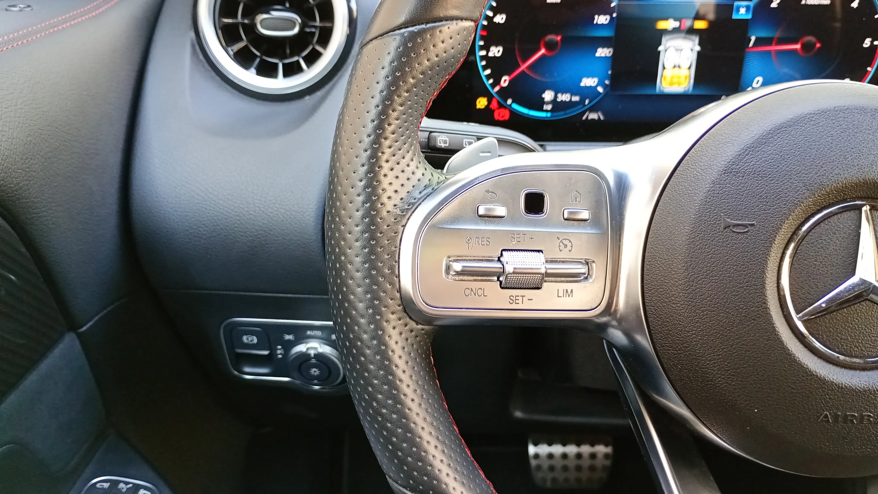 Mercedes-Benz GLA 200 D - foto 22