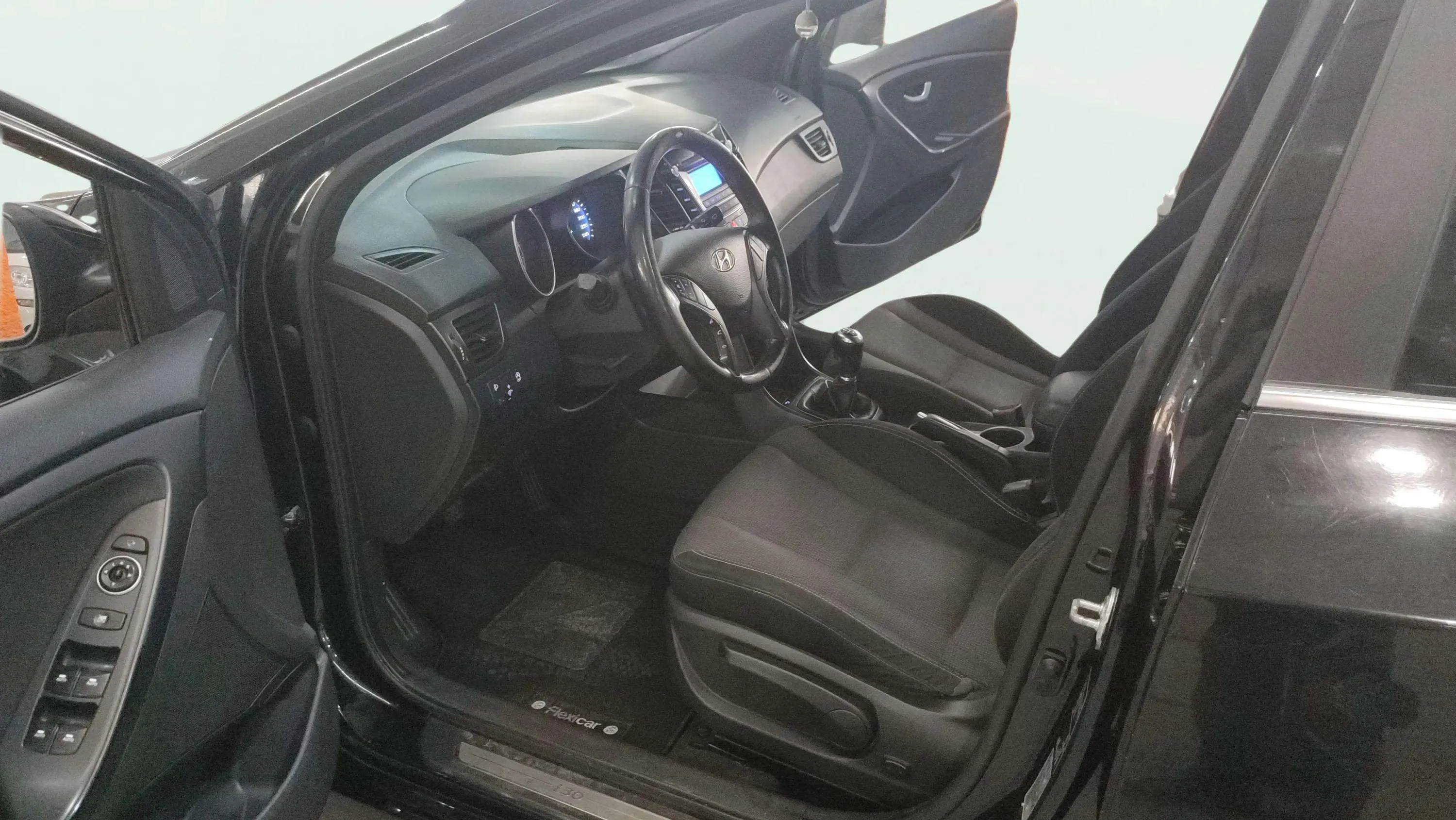 Hyundai i30 1.6 CRDi BlueDrive Black Line - foto 14
