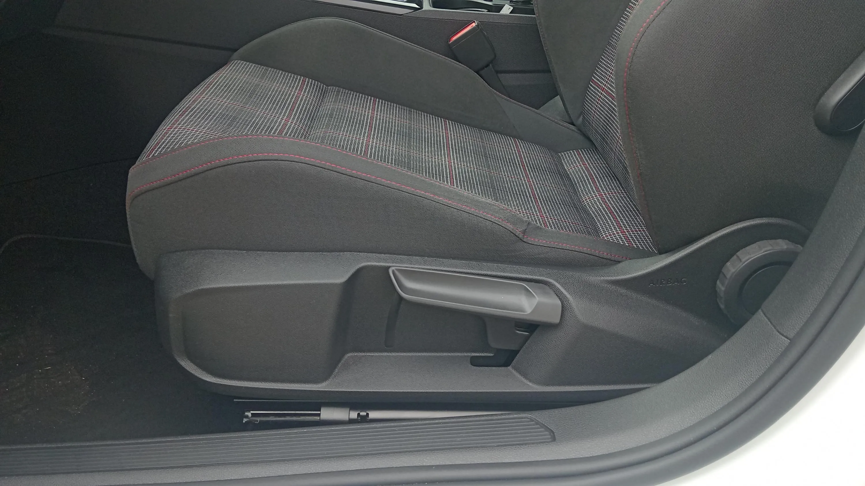 Volkswagen Golf GTI Performance 2.0 TSI DSG - foto 24